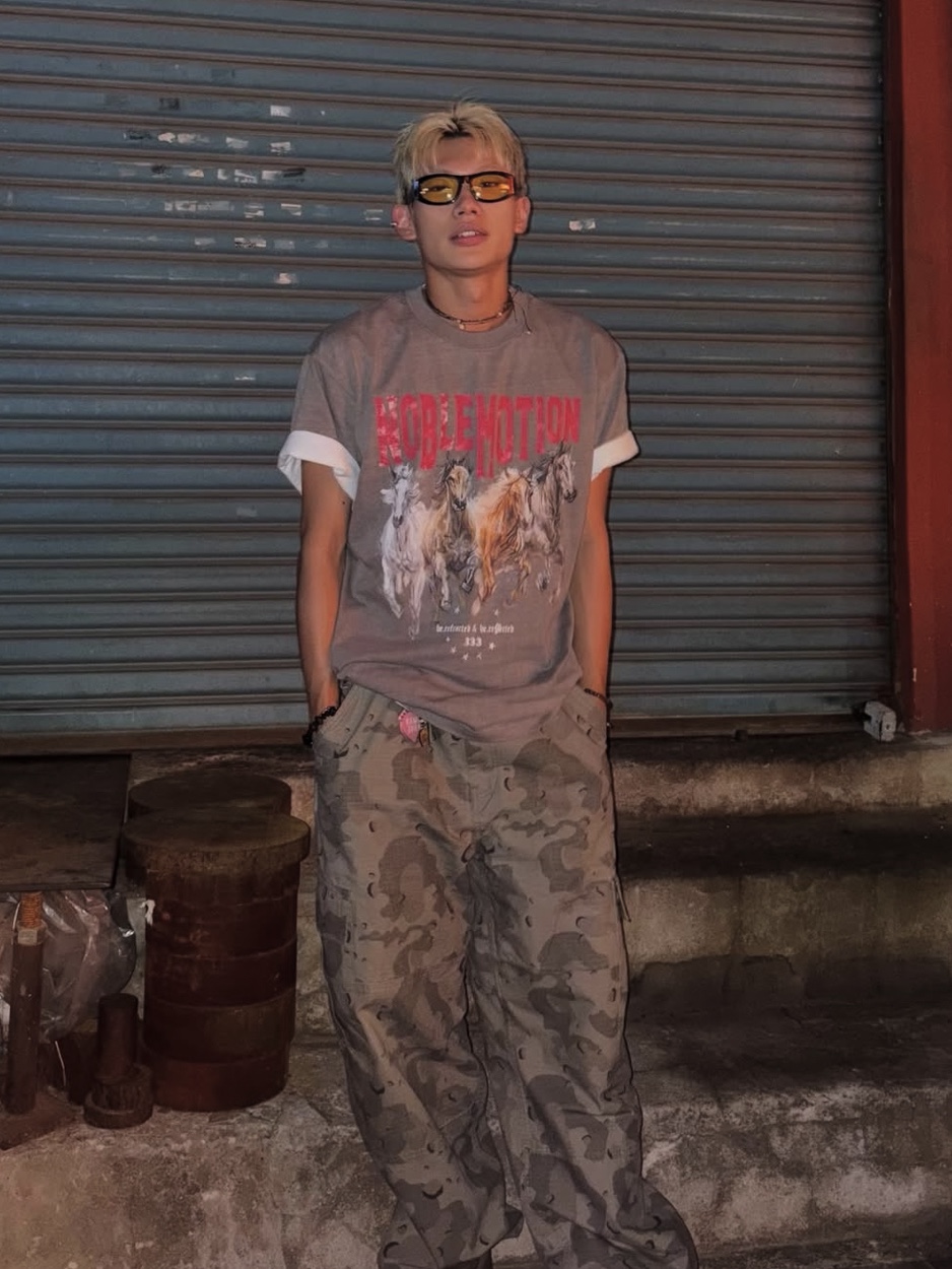 PHOS333 Hazzard 004 Noble Motion T-Shirt Ivory, PHOS333 Hazzard 004 Noble Motion T-Shirt Brown Grey 착용 스타일 - 1