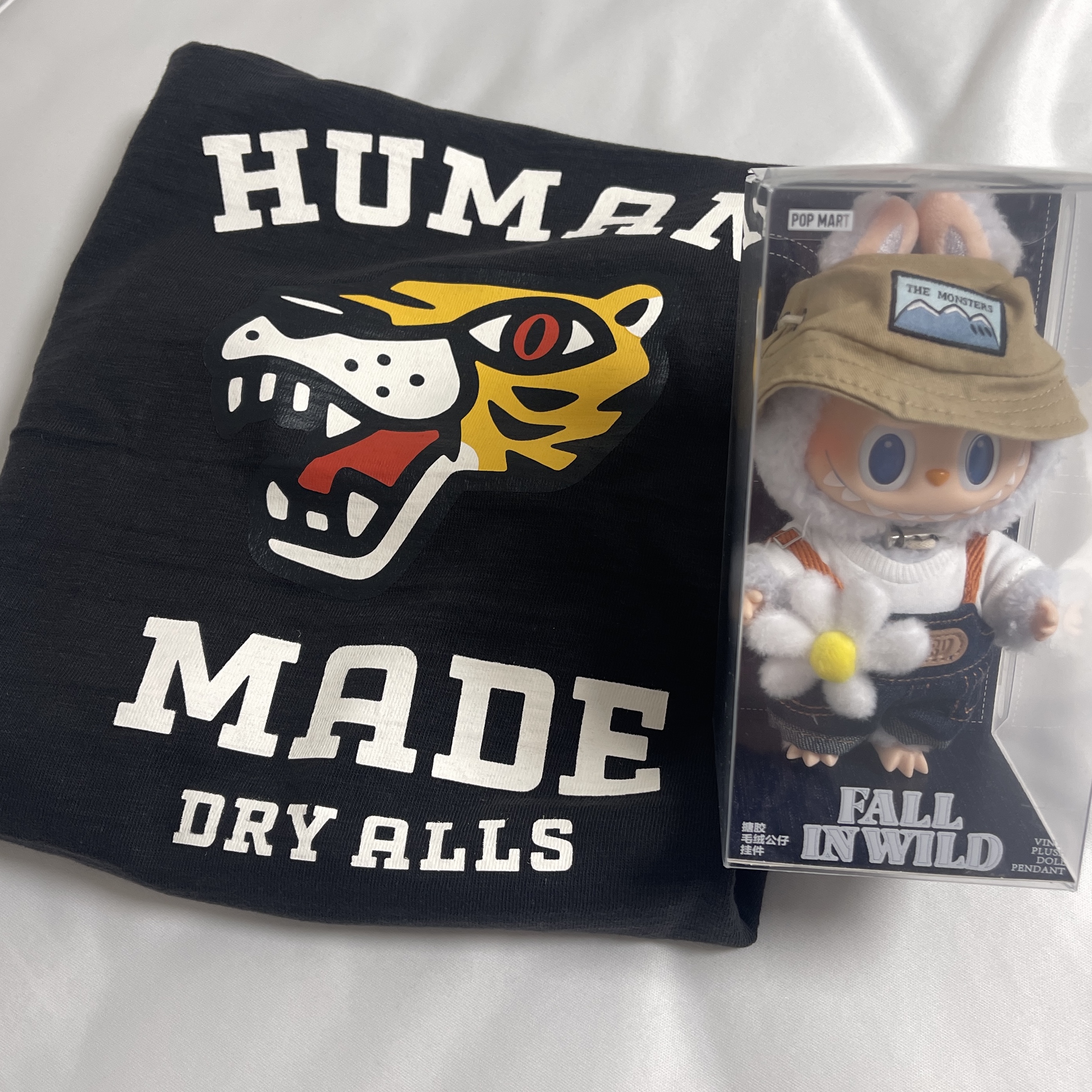 Human Made Graphic T-Shirt Black, Pop Mart Fall In Wild Labubu Series Toy Keyring 착용 스타일 - 1