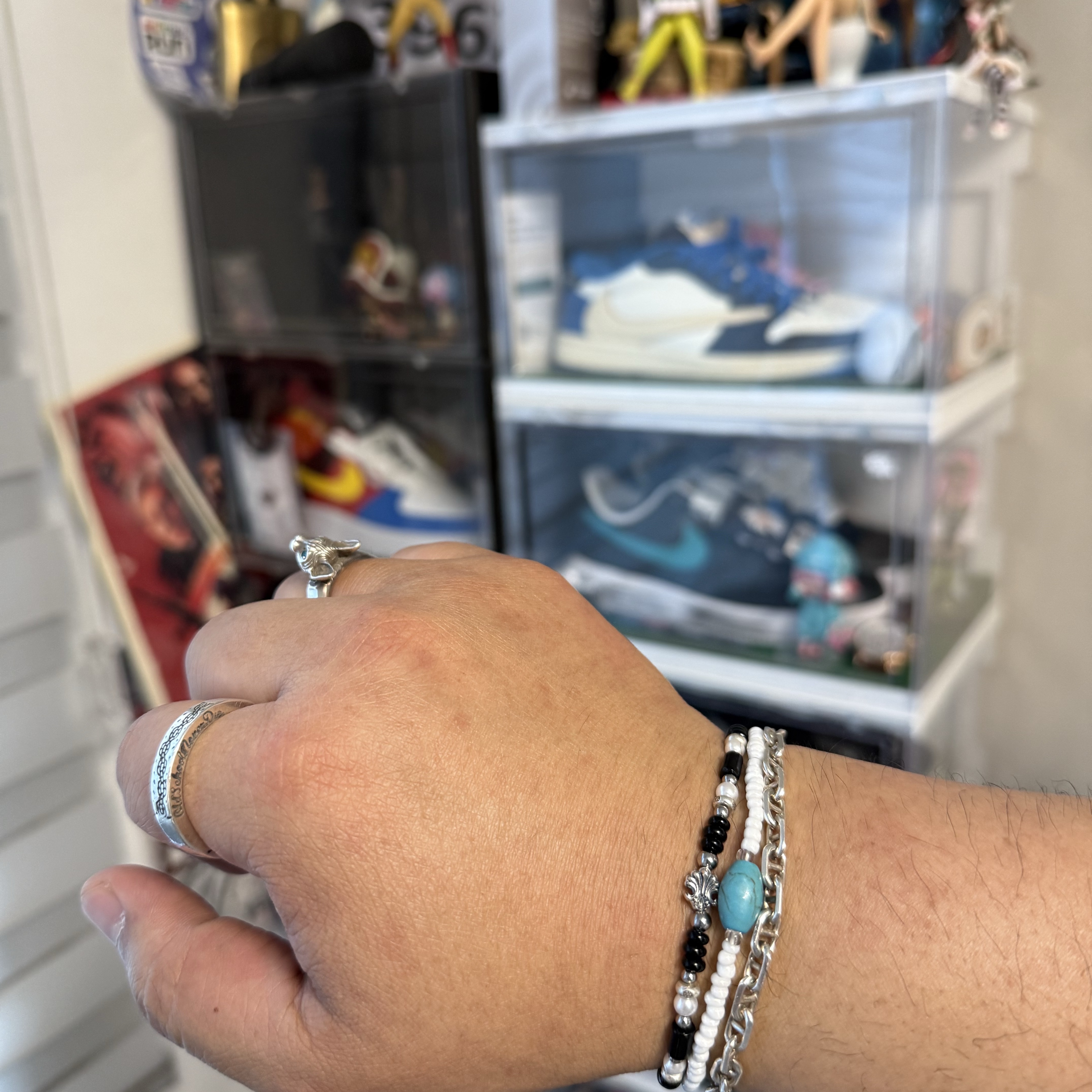 [KREAM 단독] Scudo Shell Black Pearl Beads Bracelet, Jordan 1 x Travis Scott x Fragment Retro Low OG SP Military Blue 착용 스타일 - 3