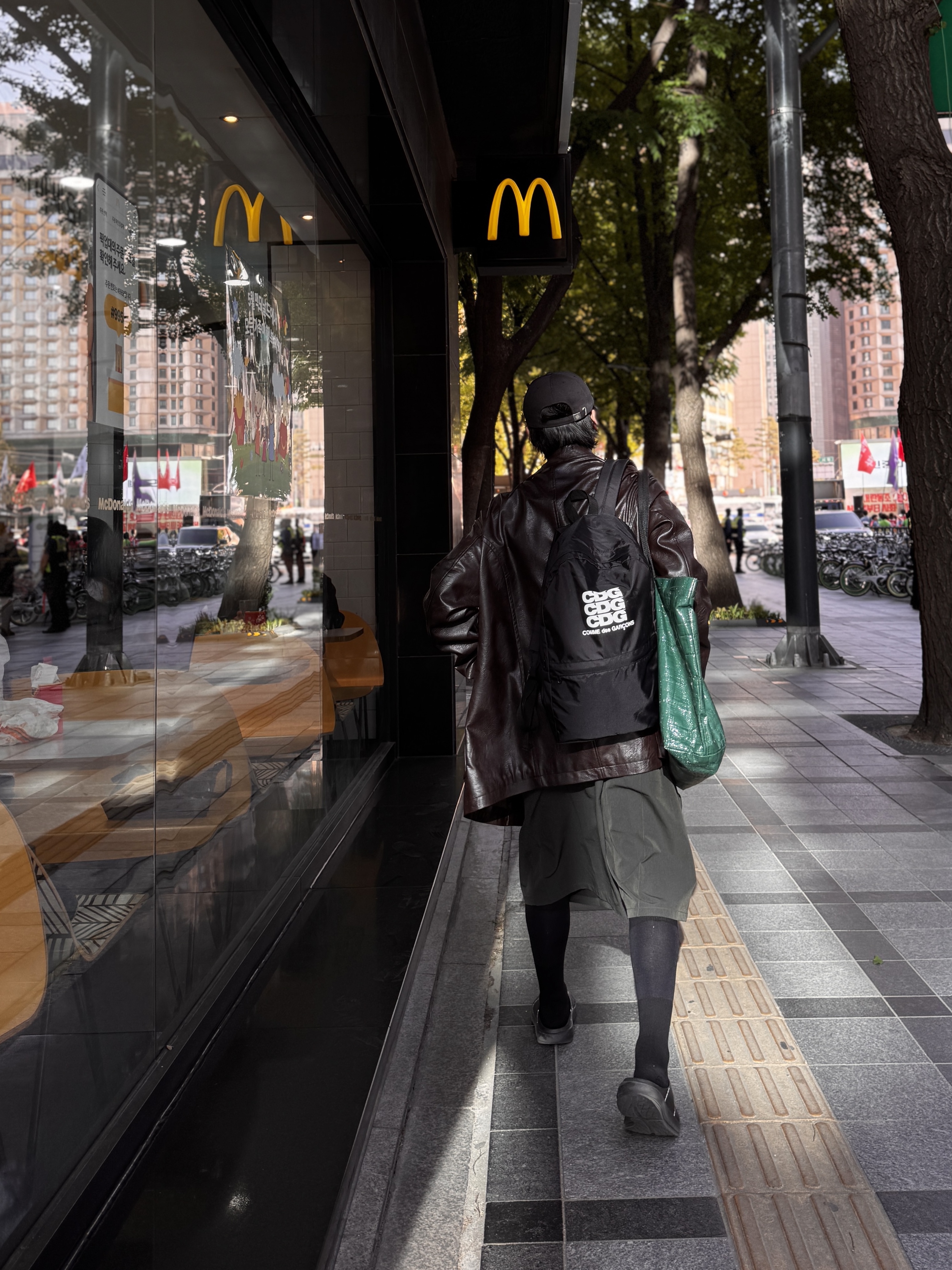 Oofos x Undercover Clog Black, CDG Backpack Black 착용 스타일 - 2