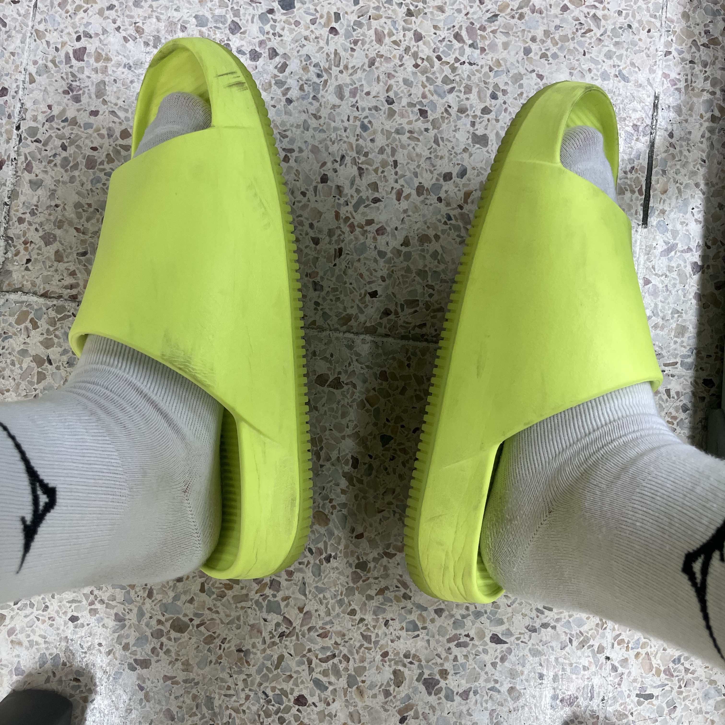 Nike Calm Slide Volt 착용 스타일 - 1