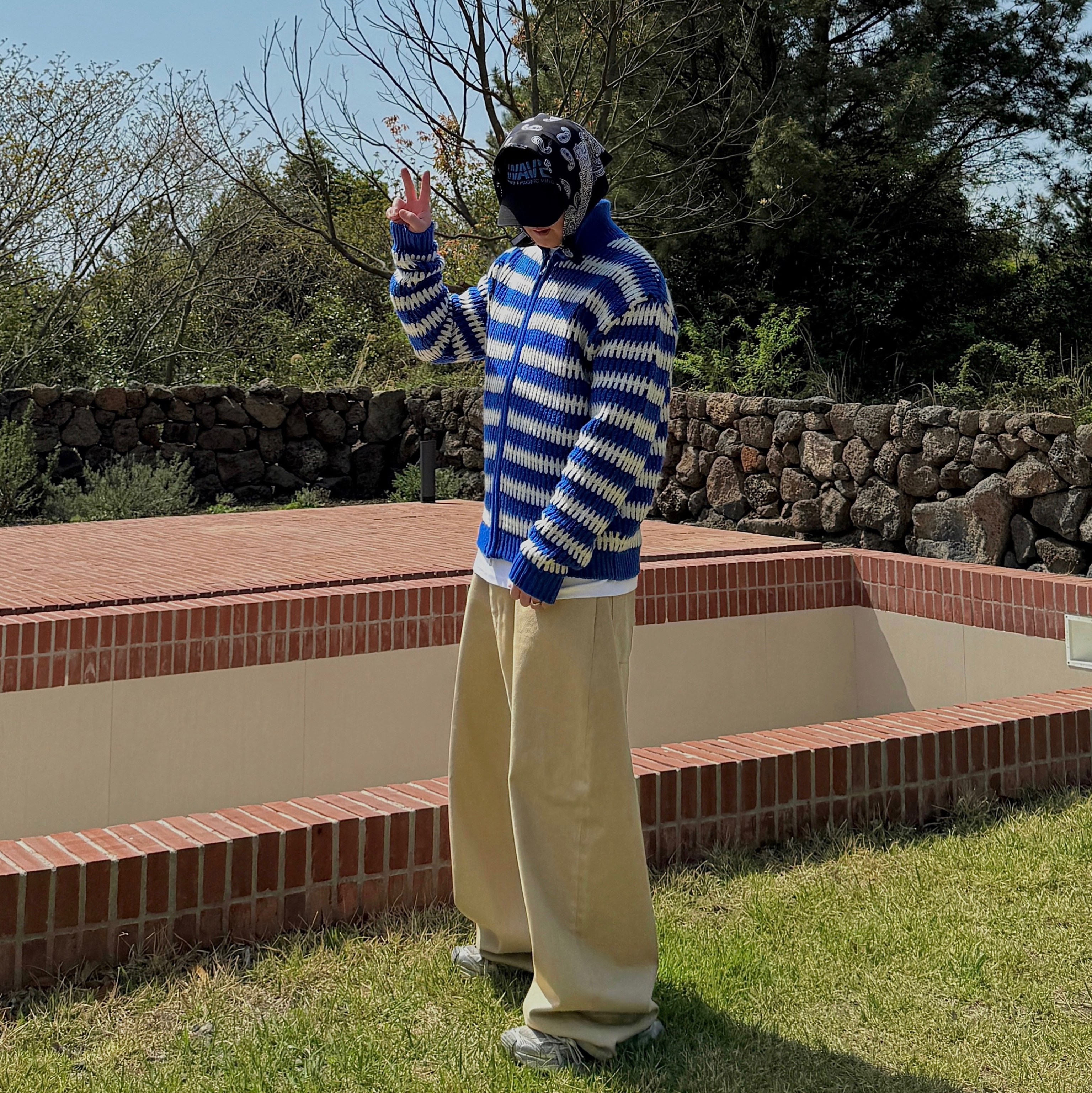 STU Stripe Collar Zip UP Sweater Blue, STU Wide Cotton Pants Beige 착용 스타일 - 3