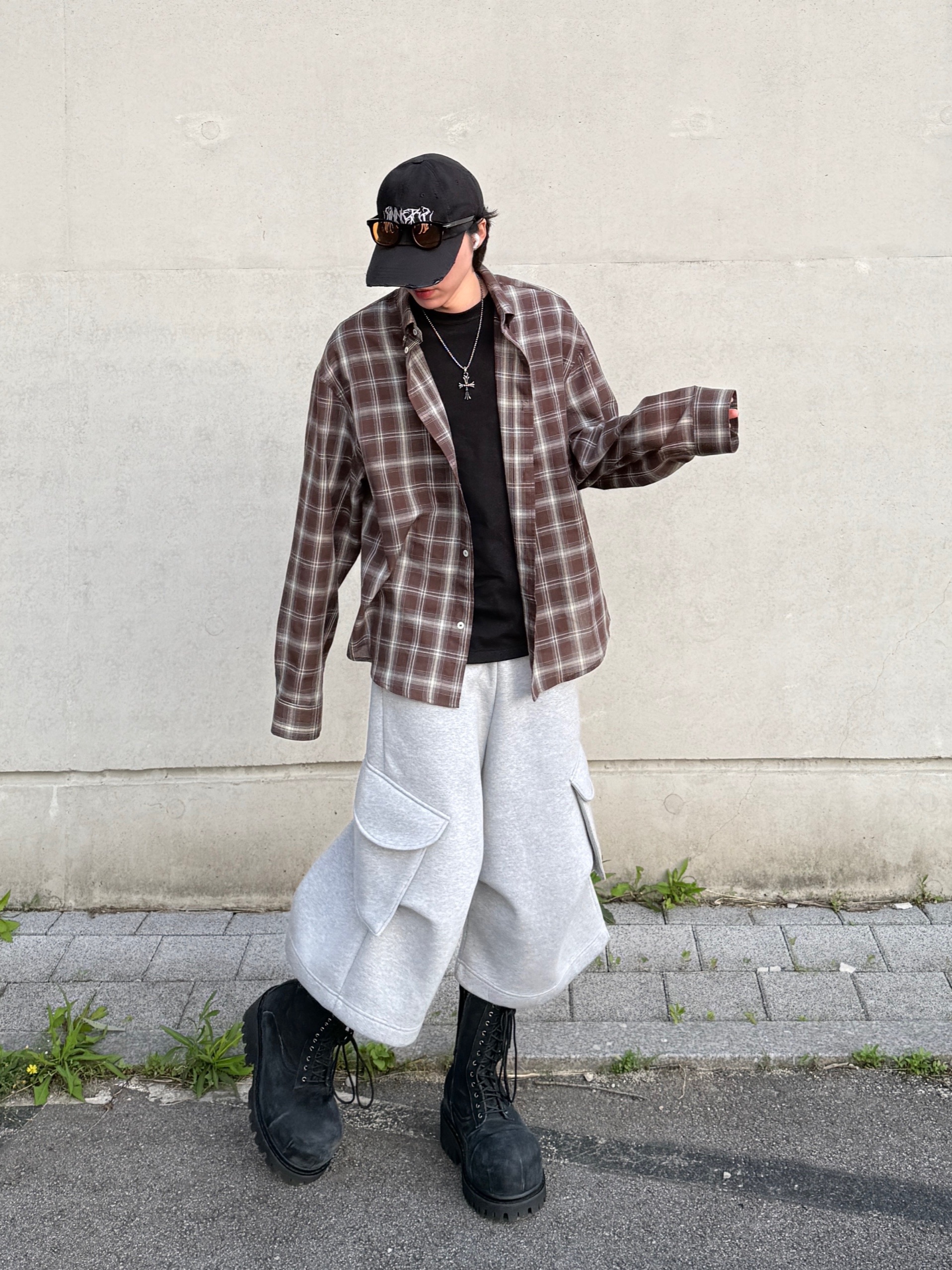 MJD x AAO Wide Cargo Bermuda Pants Grey, MJD Cropped Check Shirt Choco Brown 착용 스타일 - 4