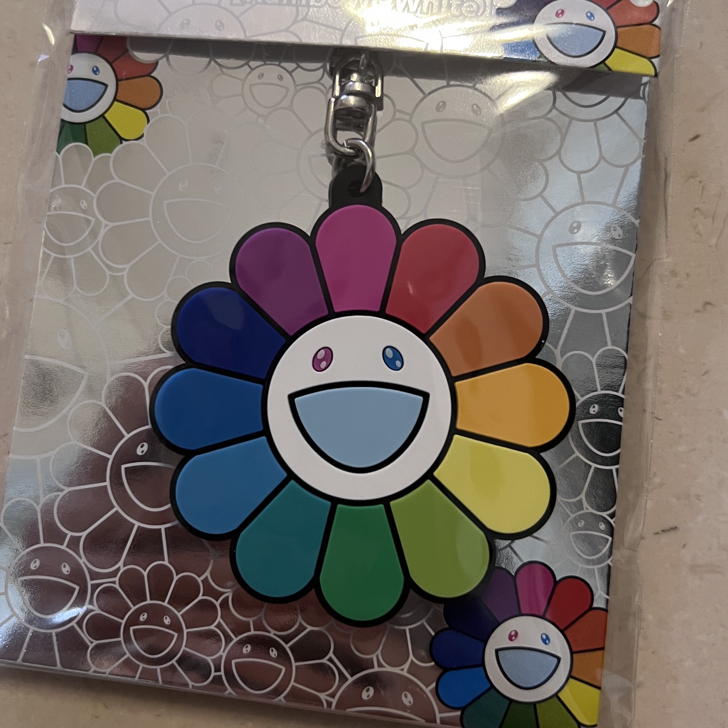 Kaikai Kiki Flower Rubber Keyring Rainbow White 착용 스타일
