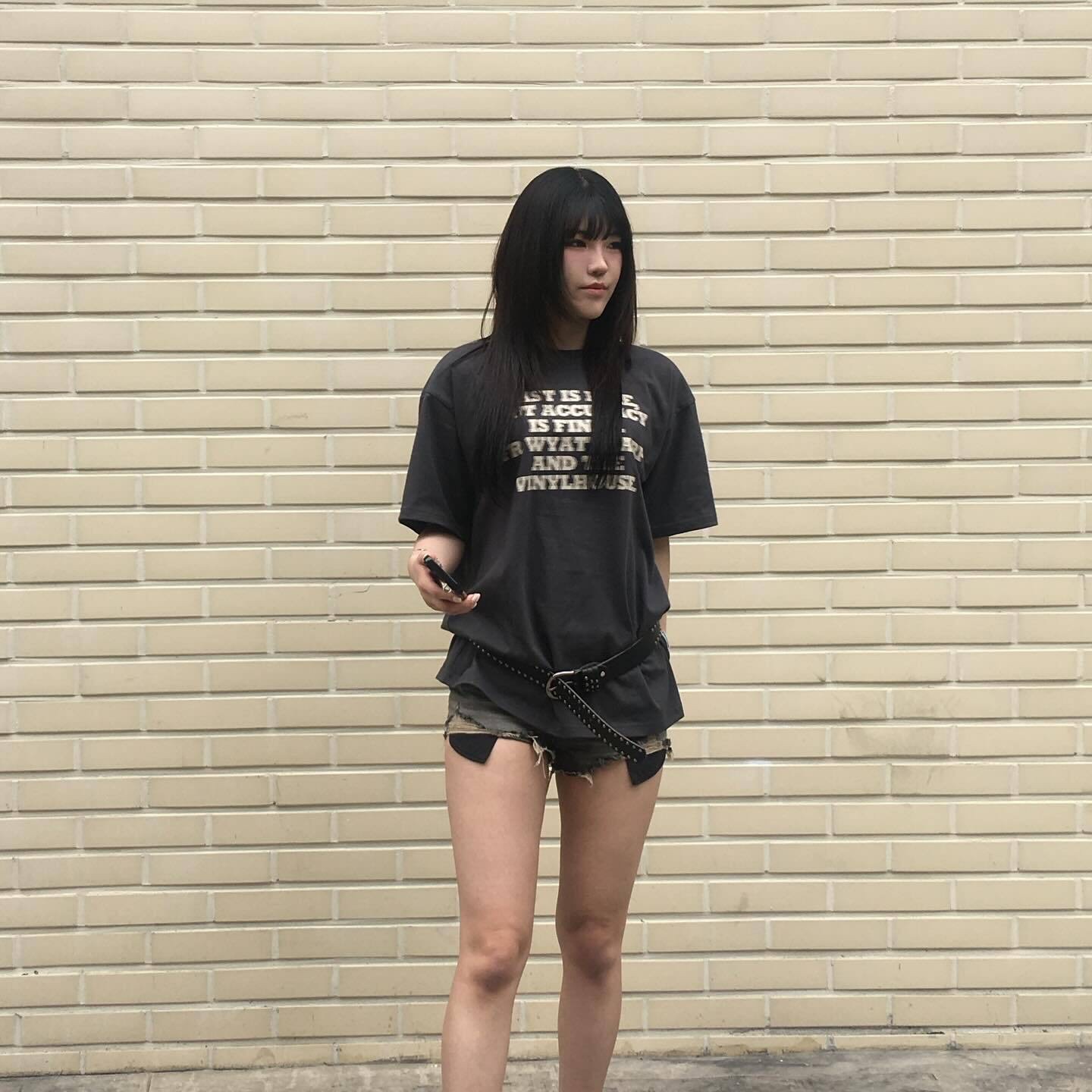 Thevinylhouse Gunfight Typo Tee Charcoal 착용 스타일