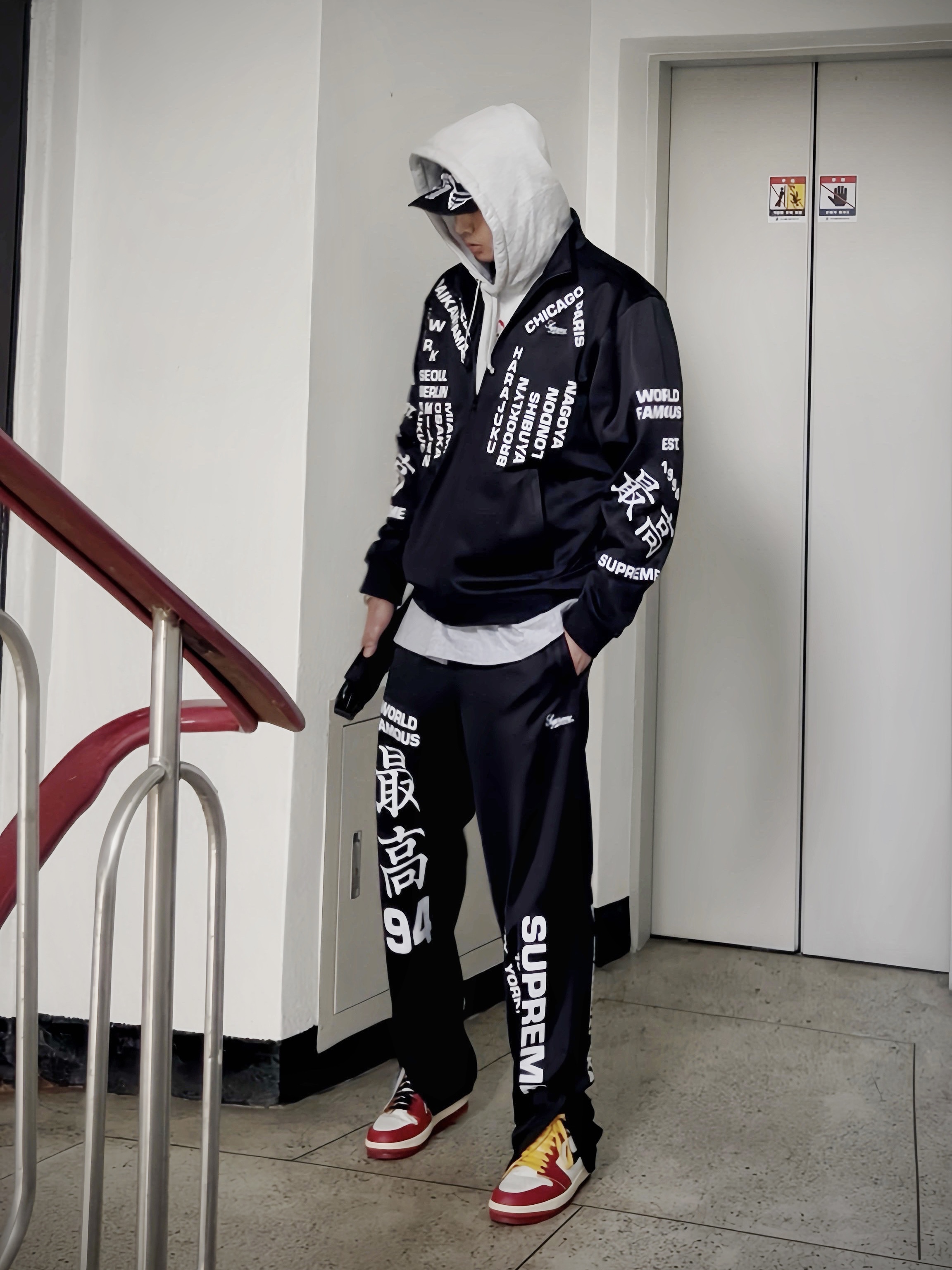 Supreme Bones Box Logo New Era Black - 25SS, Supreme Worldwide Tricot Track Jacket Black - 25SS 착용 스타일 - 1