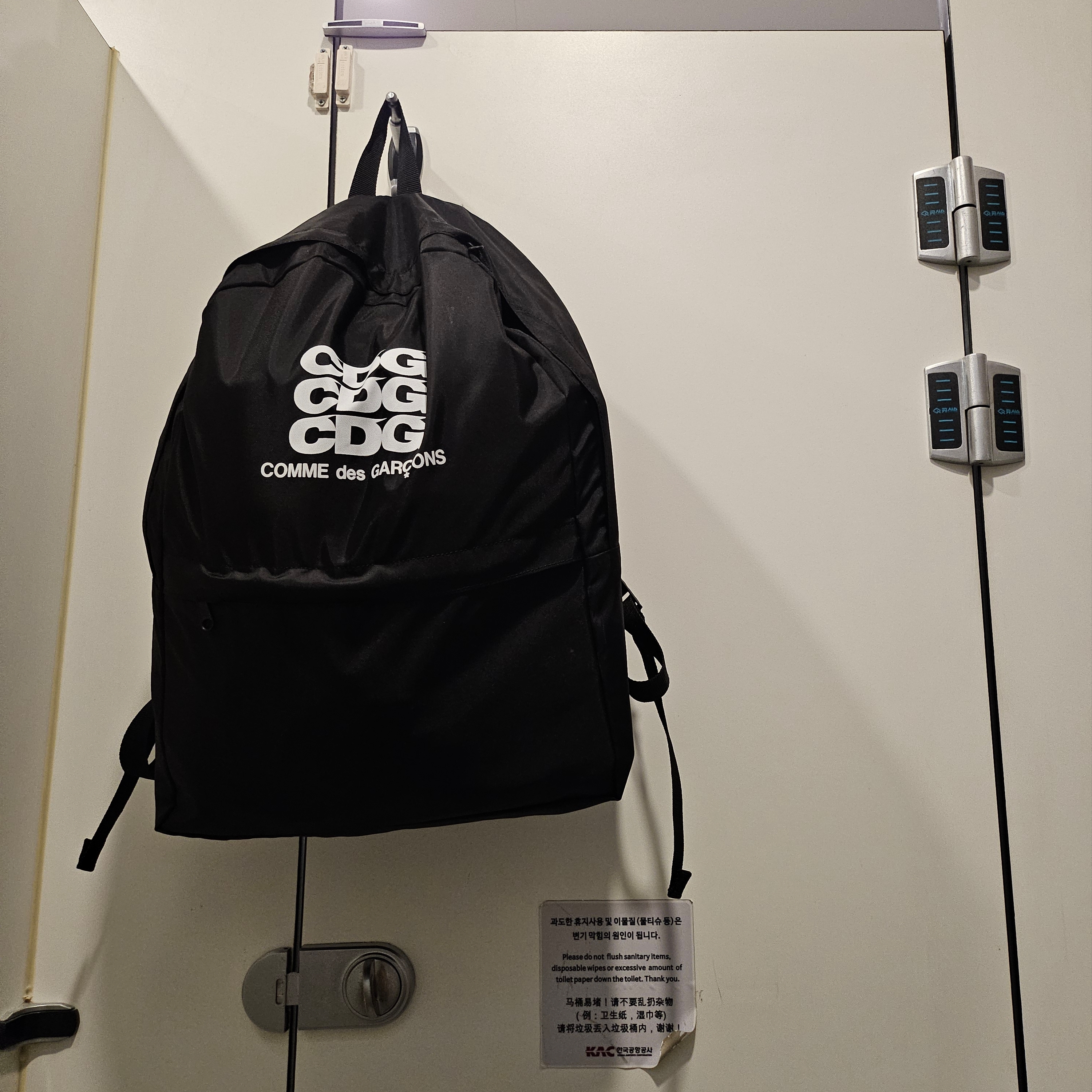 CDG Backpack Black 착용 스타일