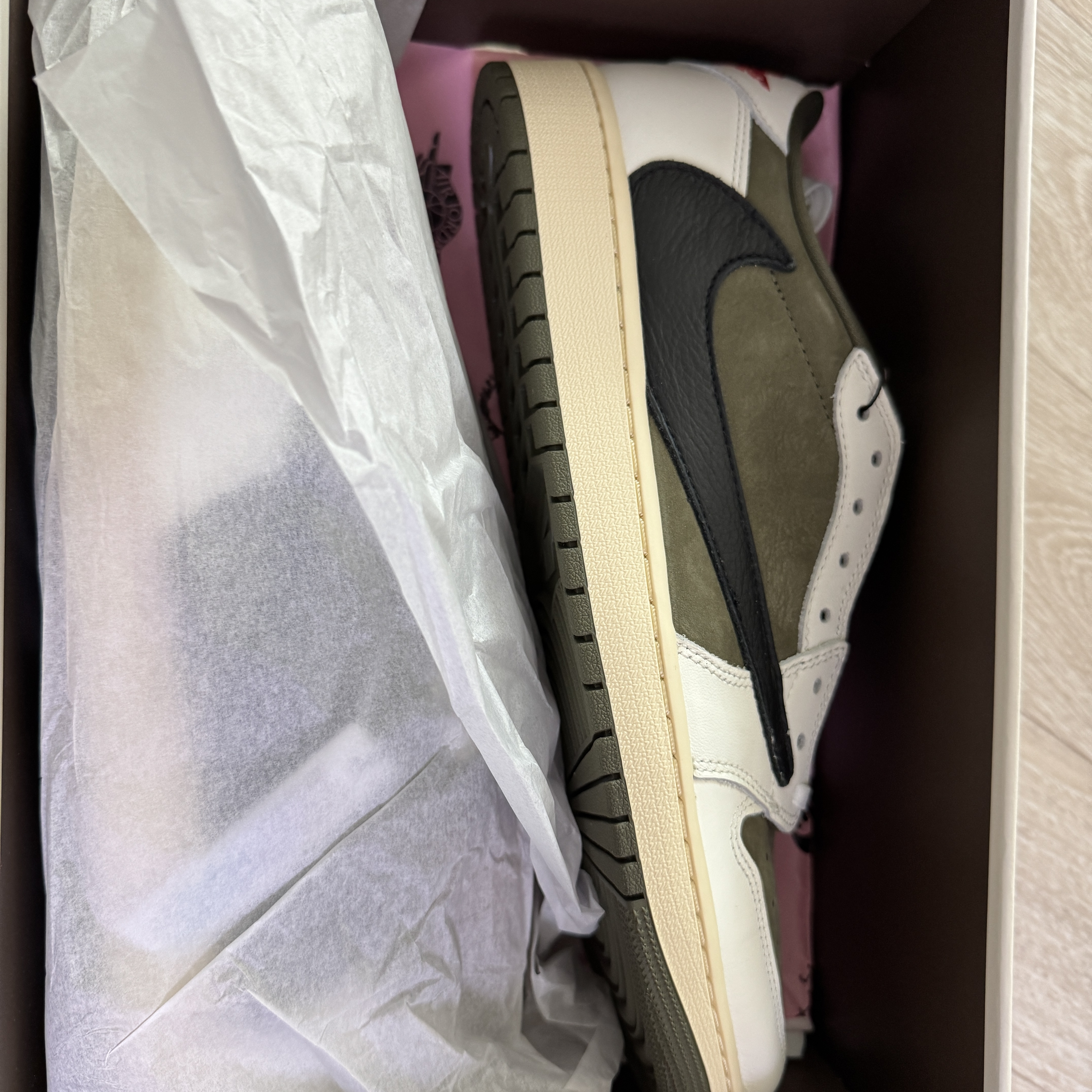 Jordan 1 x Travis Scott Retro Low OG SP Reverse Olive 착용 스타일 - 1