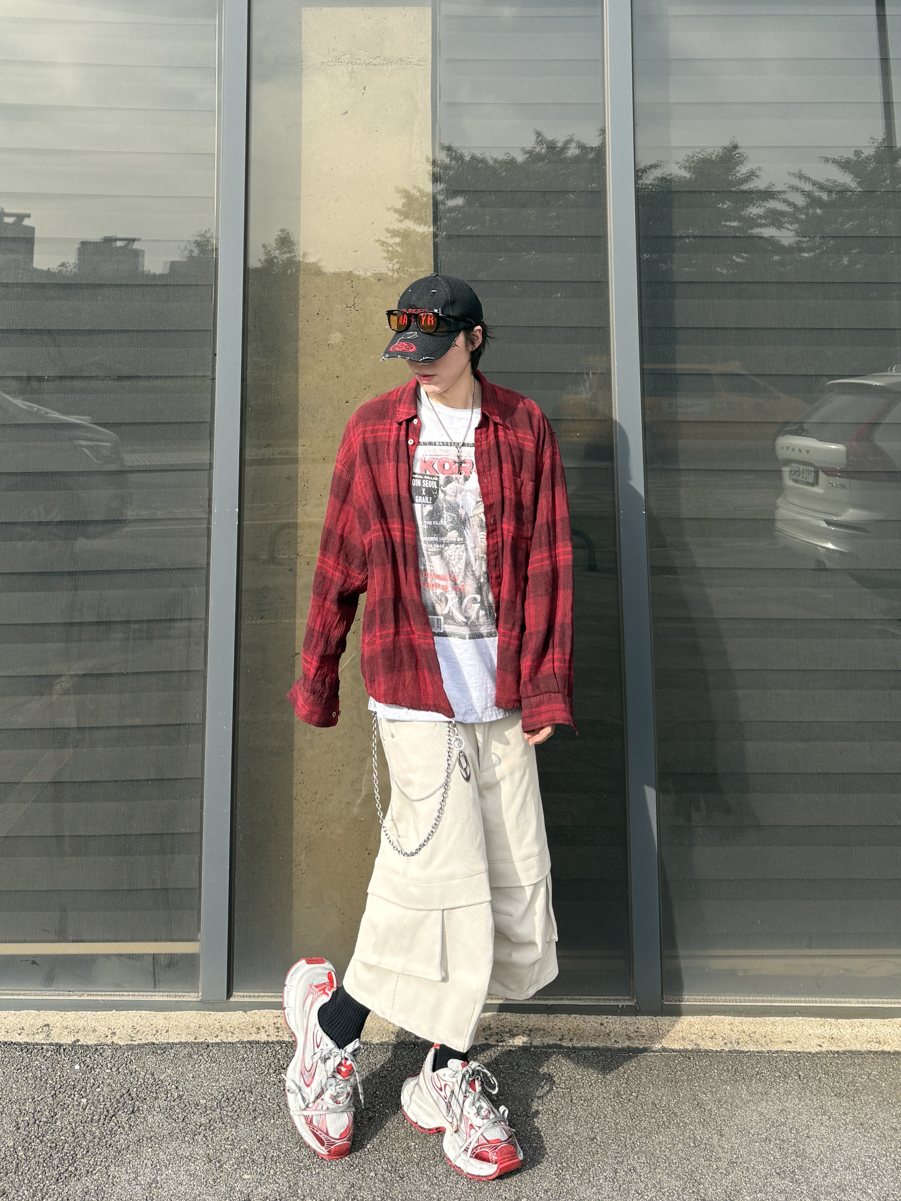 Hatchingroom Classic Shirt Linen Big Check Dark Red, Kamien Titan Bermuda Pants Light Beige 착용 스타일 - 9