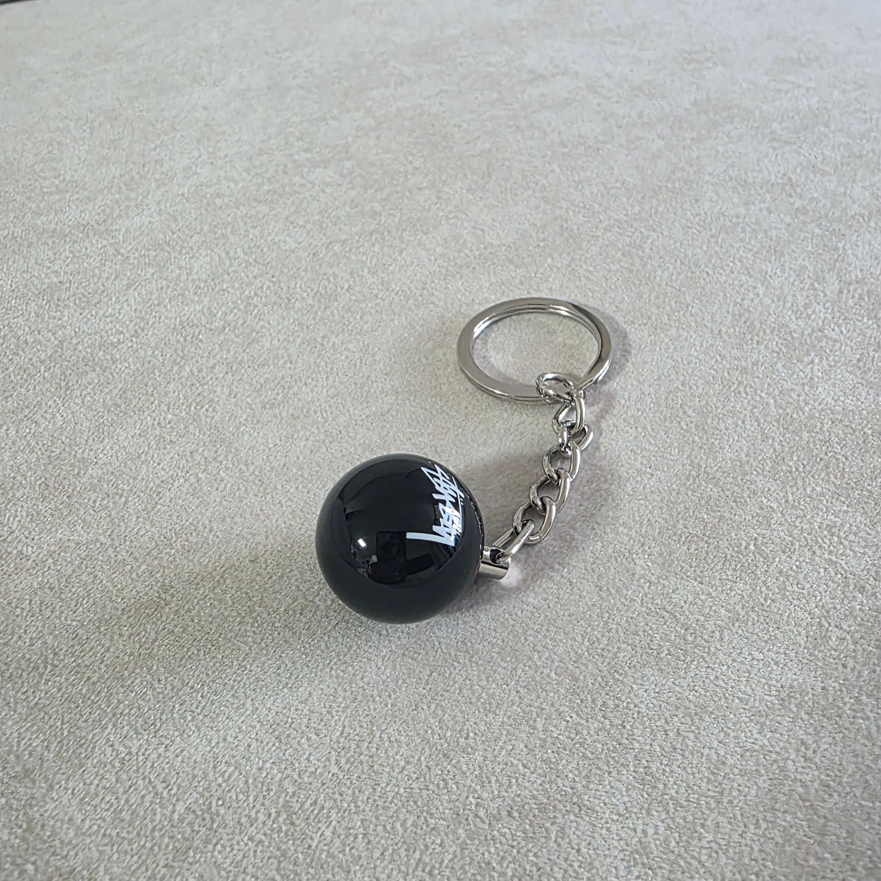 Stussy 8 Ball Keychain Black 착용 스타일