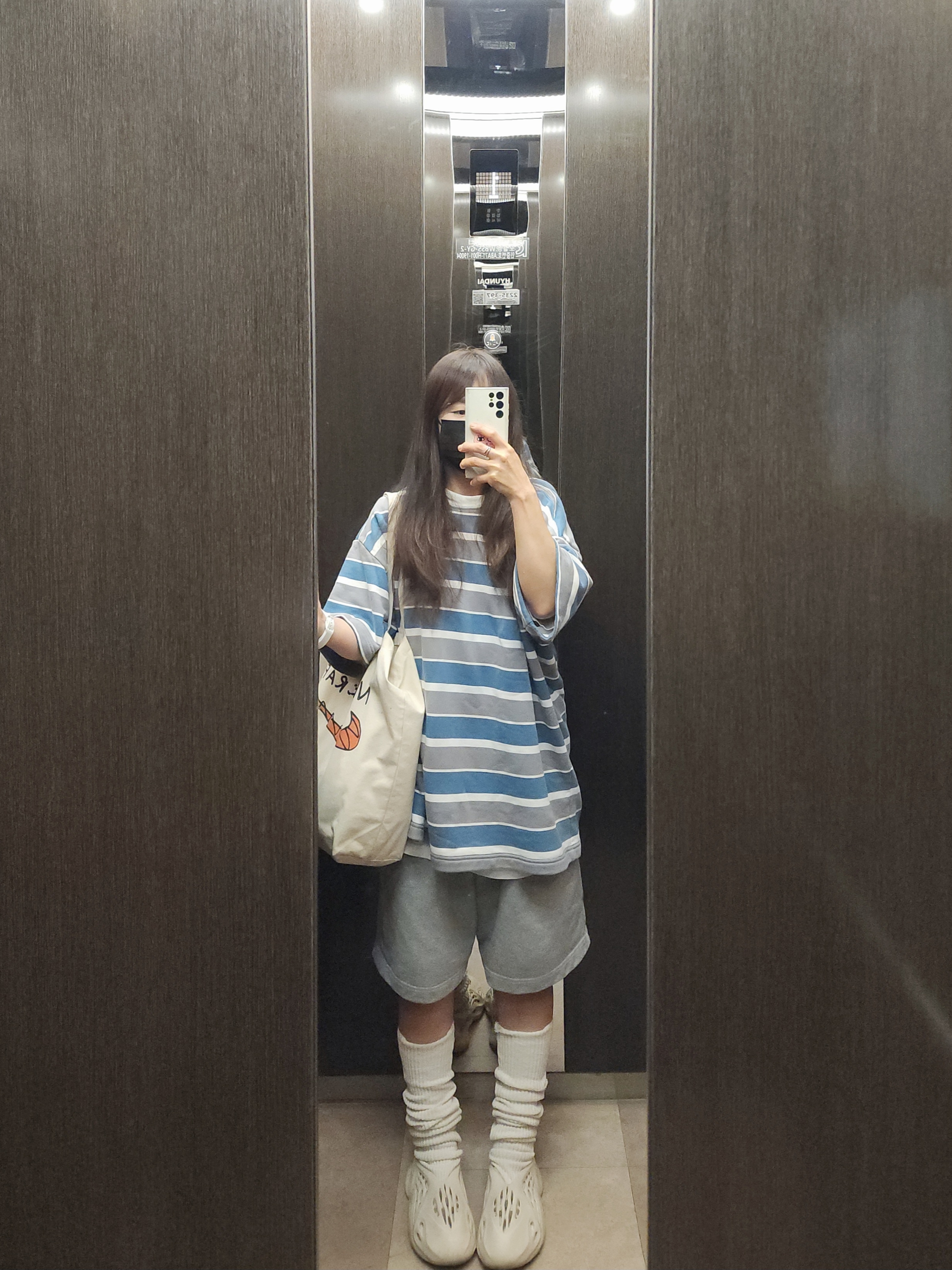 Adidas Yeezy Foam RNNR Sand 착용 스타일