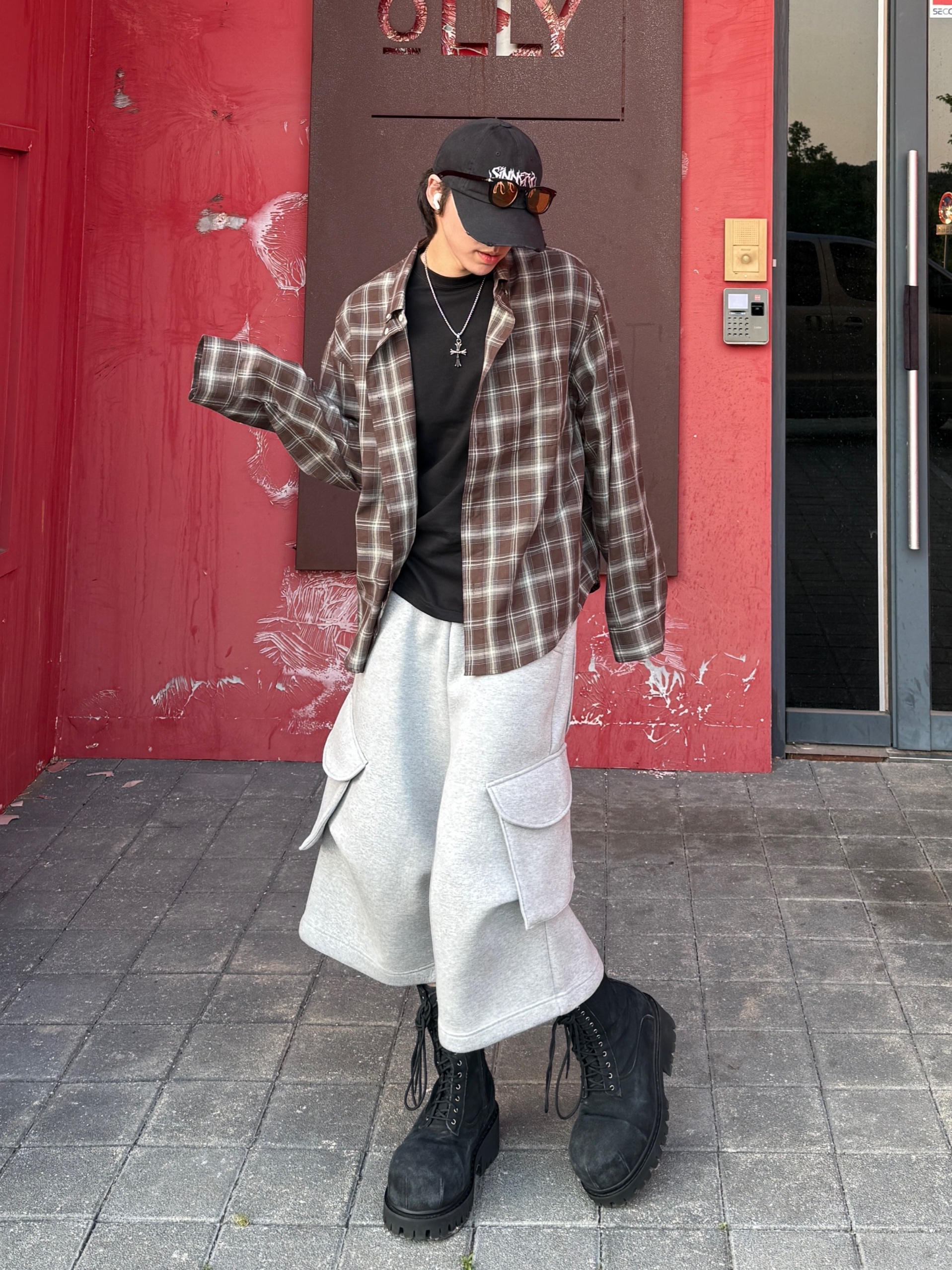 MJD x AAO Wide Cargo Bermuda Pants Grey, MJD Cropped Check Shirt Choco Brown 착용 스타일 - 2