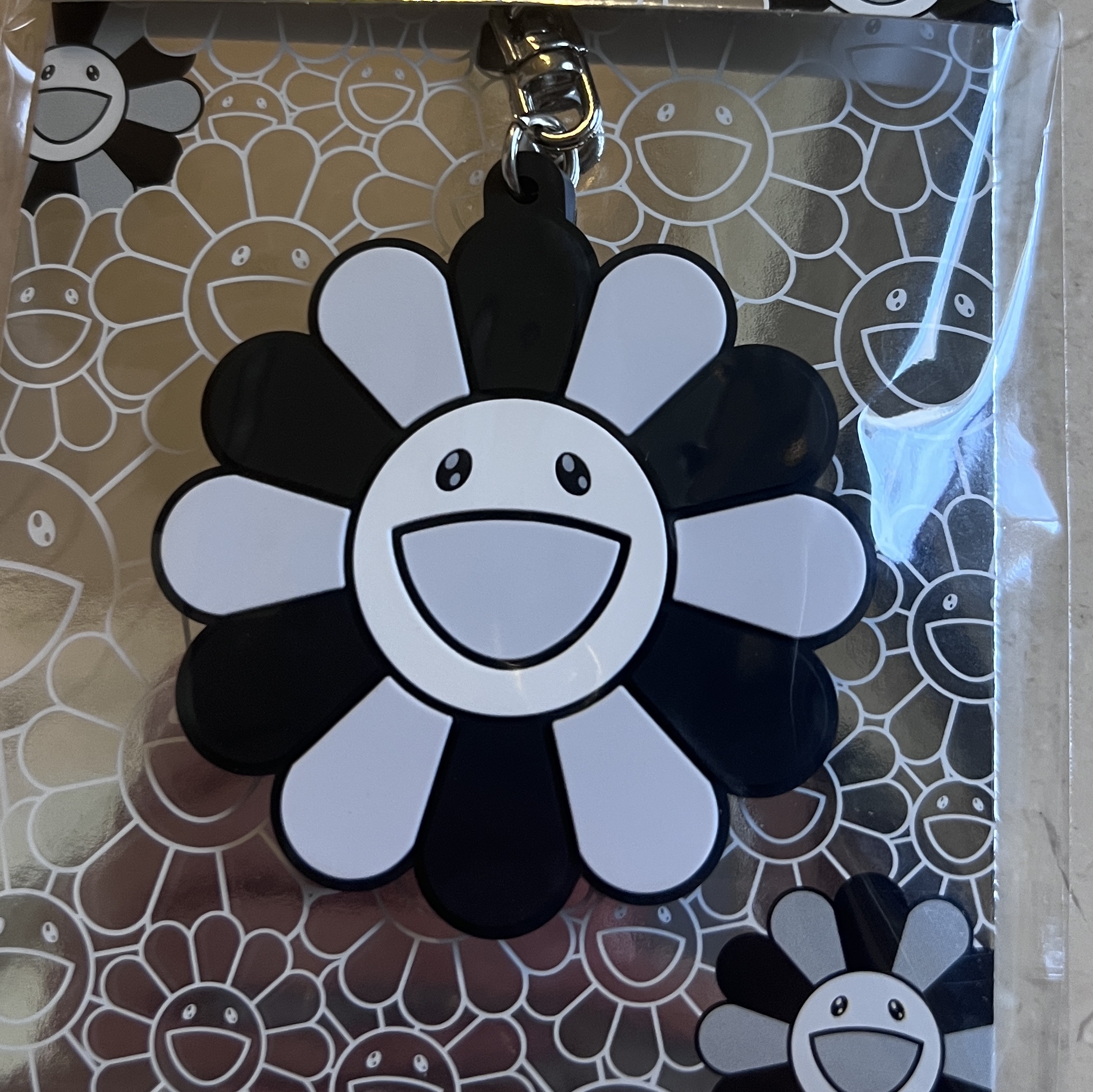 Kaikai Kiki Flower Rubber Keyring Gray Black 착용 스타일