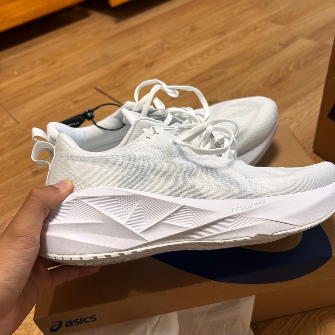 Asics Novablast 5 White Piedmont Grey 착용 스타일