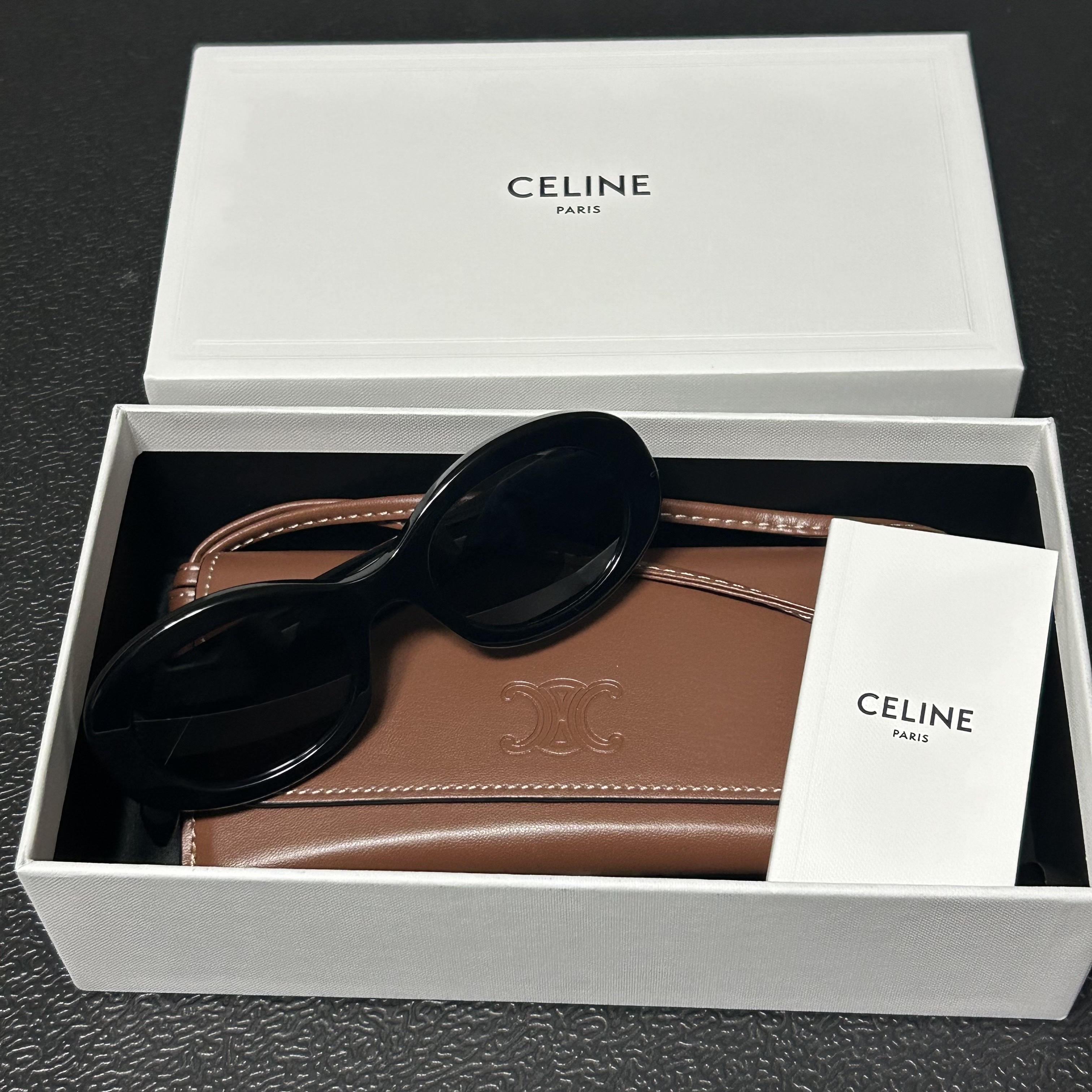 (W) Celine Triomphe 01 Sunglasses in Acetate Black 착용 스타일