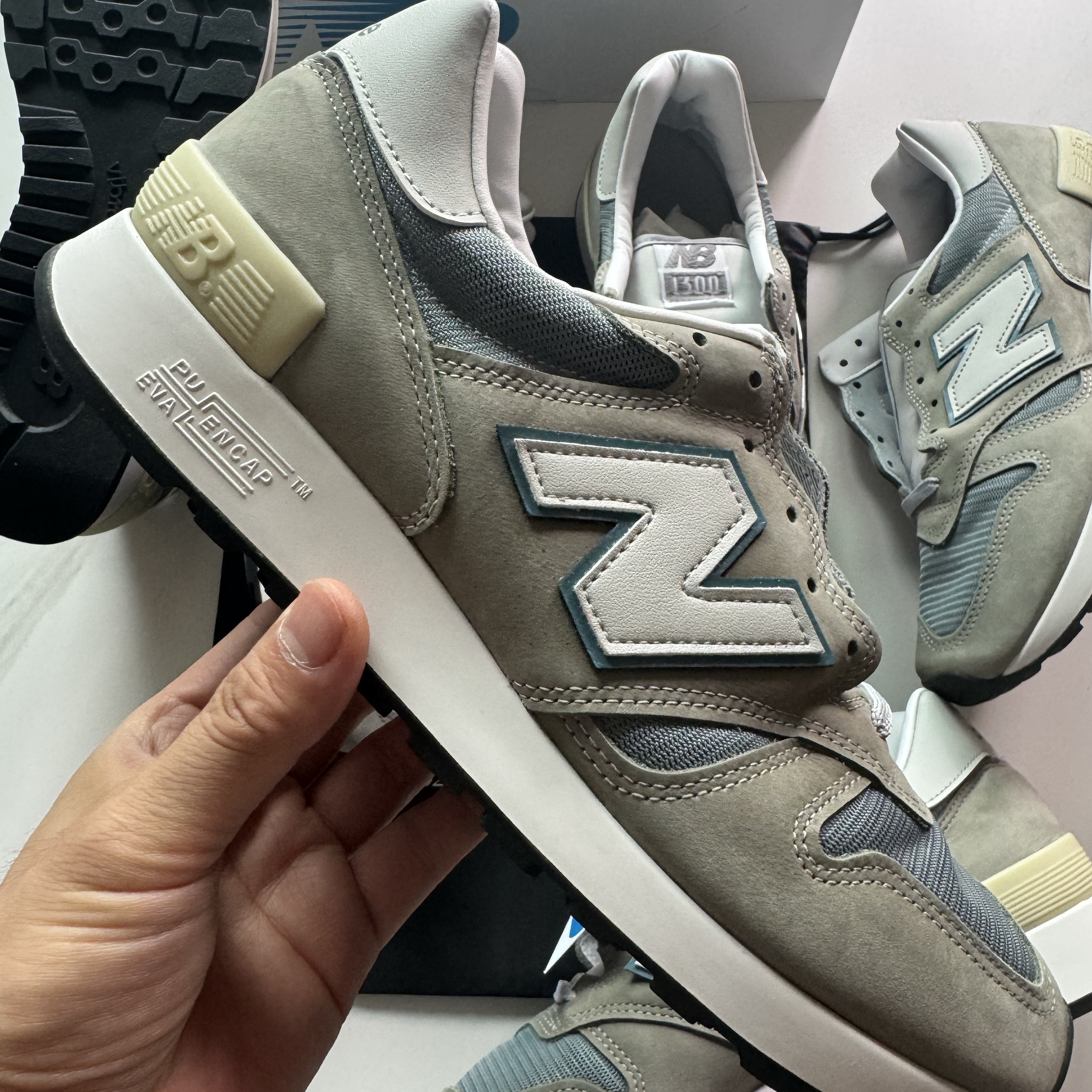 New Balance 1300 Made in USA Mirage Grey Monument 착용 스타일 - 1