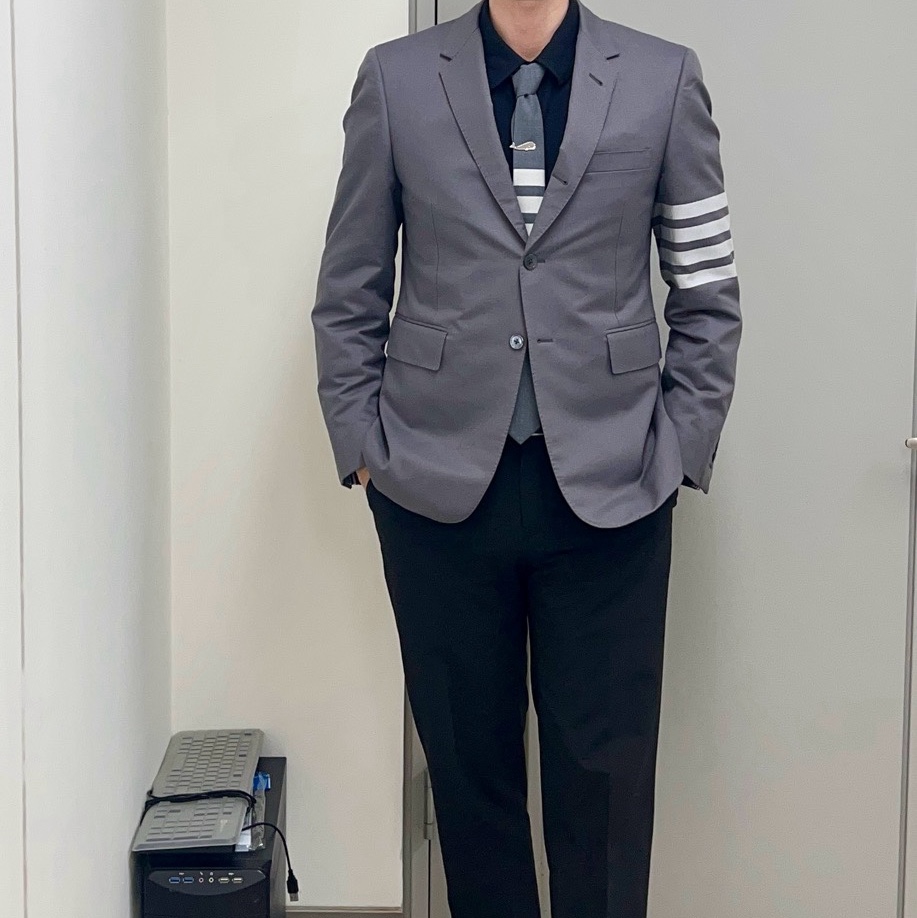Thom Browne Plain Weave 4-Bar Tie Medium Grey, Thom Browne Cotton Suiting Engineered 4-Bar Classic Jacket Medium Grey 착용 스타일