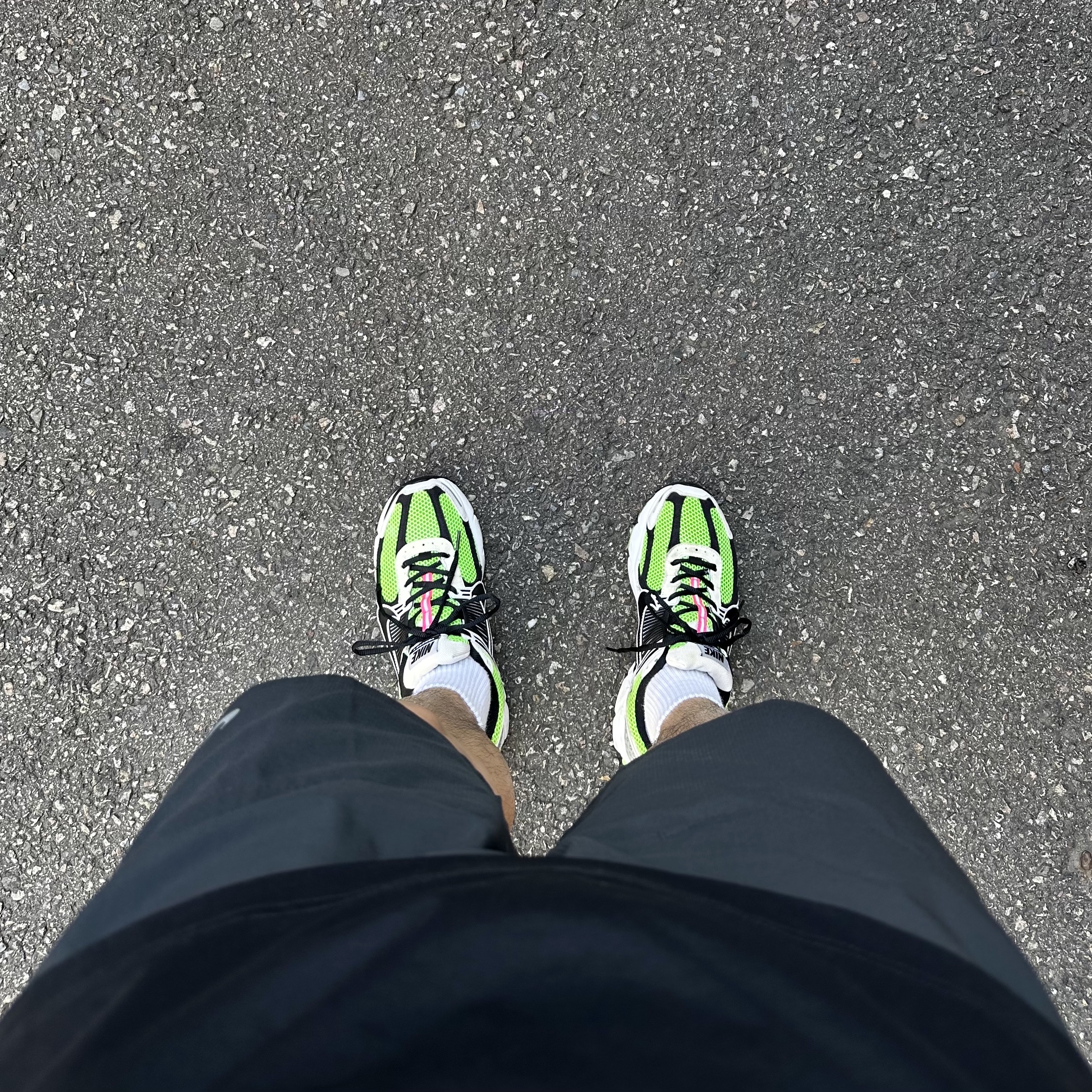 Nike Zoom Vomero 5 Electric Green Black 착용 스타일 - 1