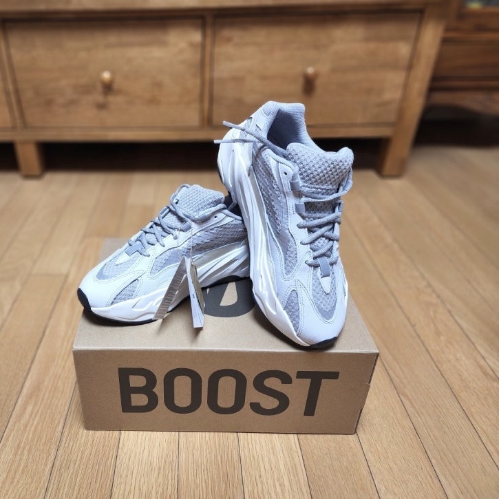 Adidas Yeezy Boost 700 V2 Static 2022 착용 스타일 - 1