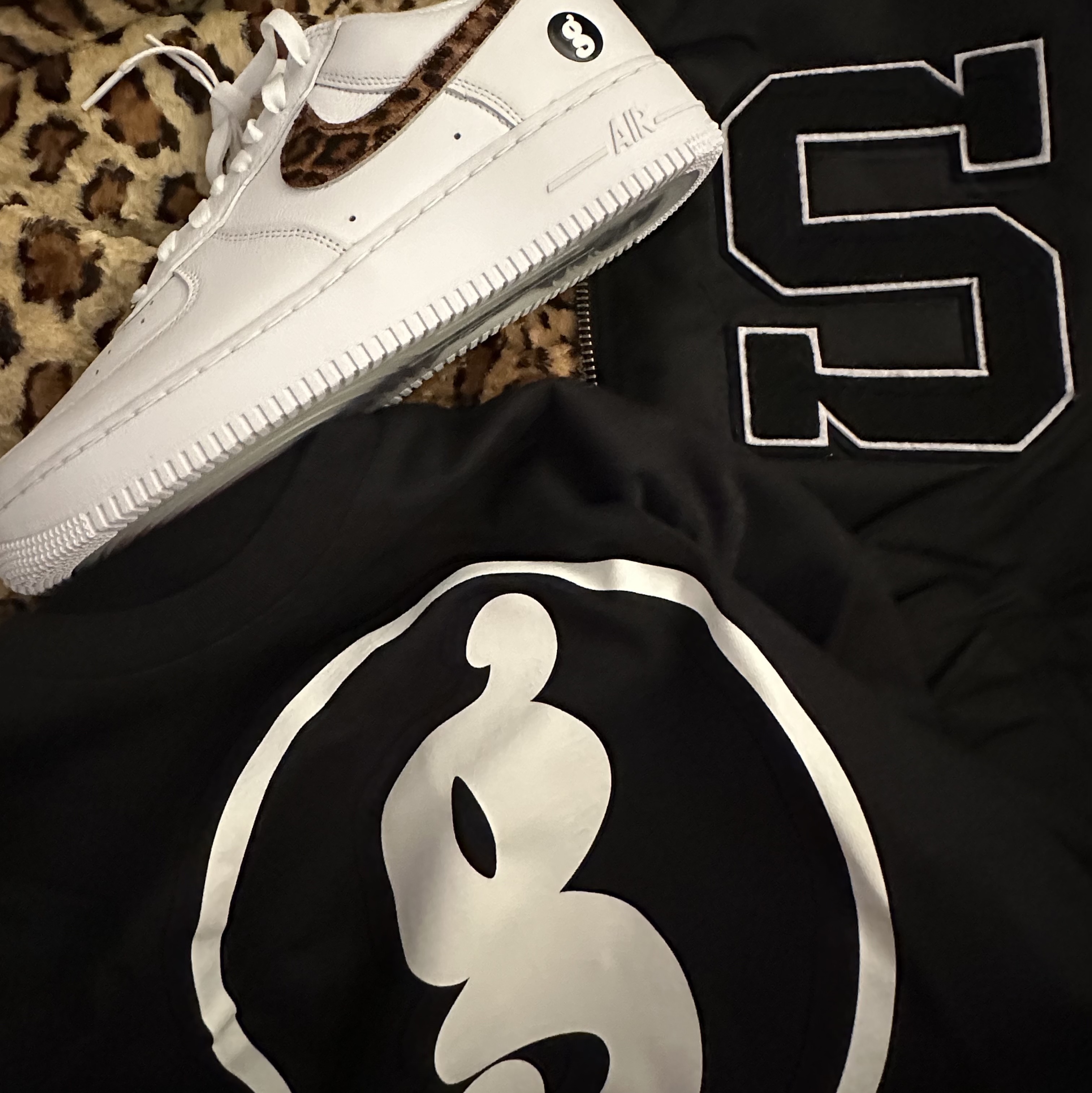 Nike x Supreme x GOODENOUGH Air Force 1 Low White - 25SS, Supreme x GOODENOUGH End Racism T-Shirt Black - 25SS 착용 스타일