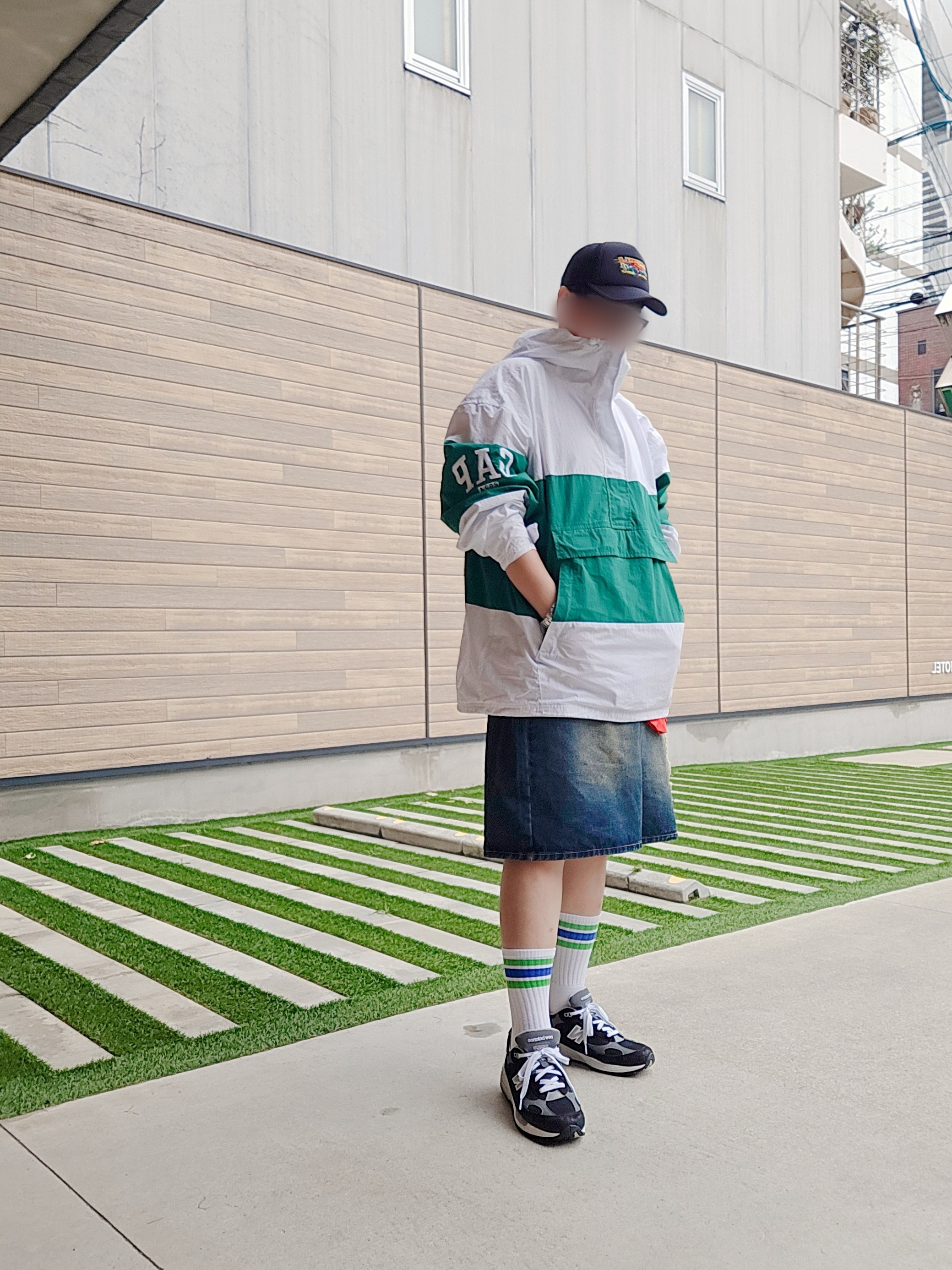 Palace x Gap Windbreaker White Green - 24SS, New Balance 992 Made in USA Core Black Grey 착용 스타일 - 1