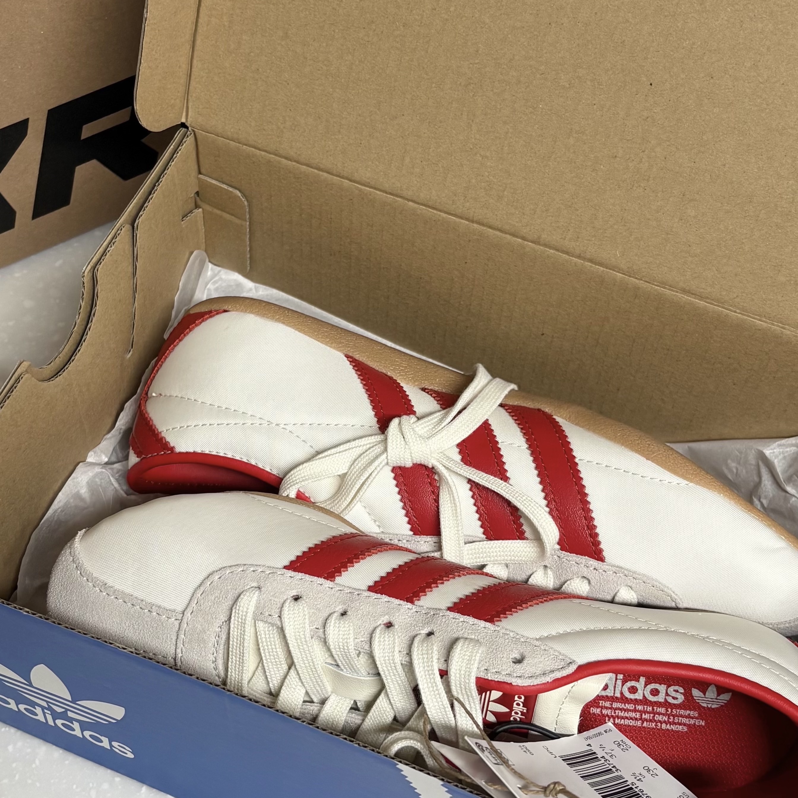 (W) Adidas Tokyo Off White Better Scarlet 착용 스타일
