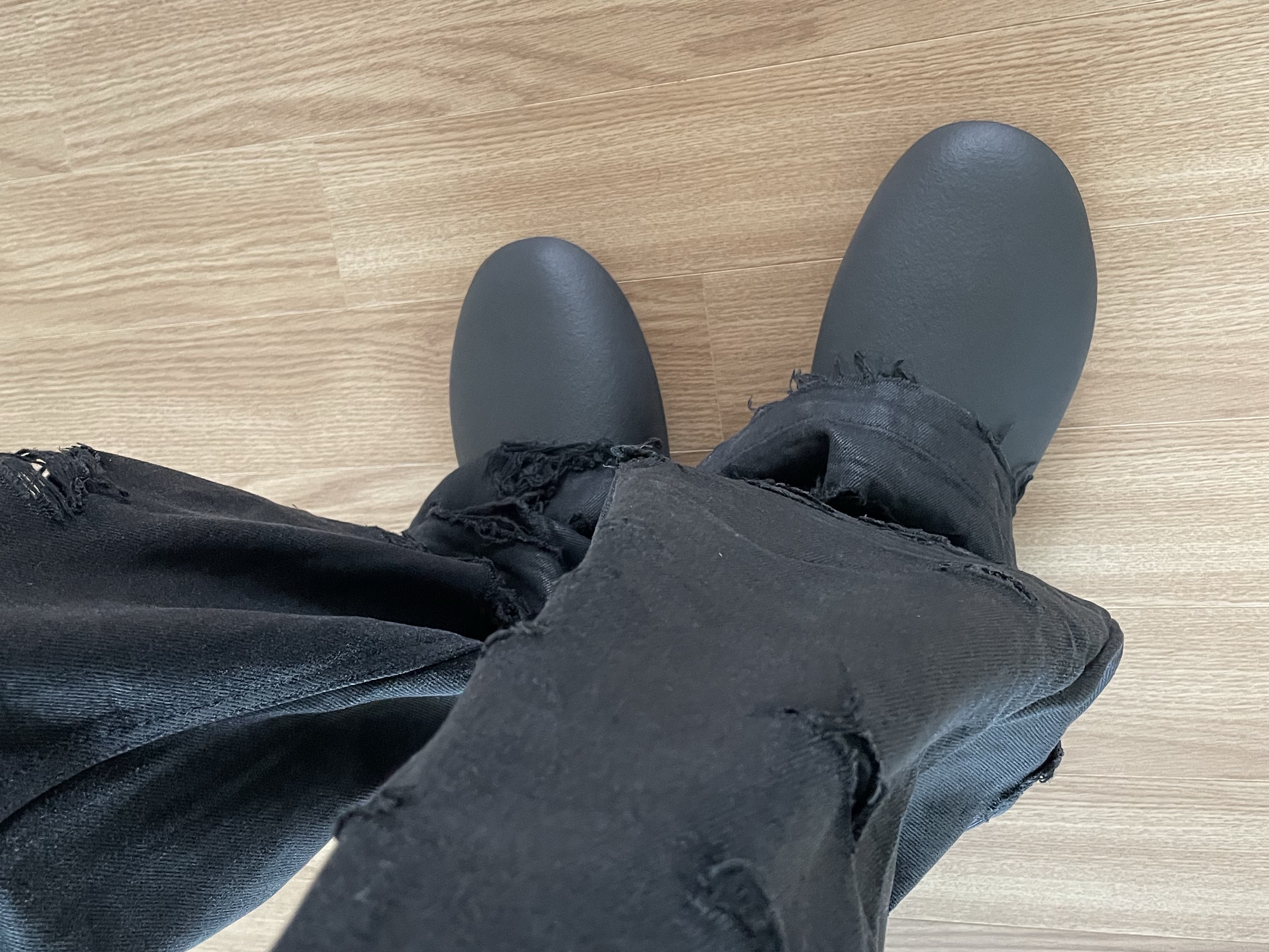 Yeezy SL-01 Black 착용 스타일 - 2