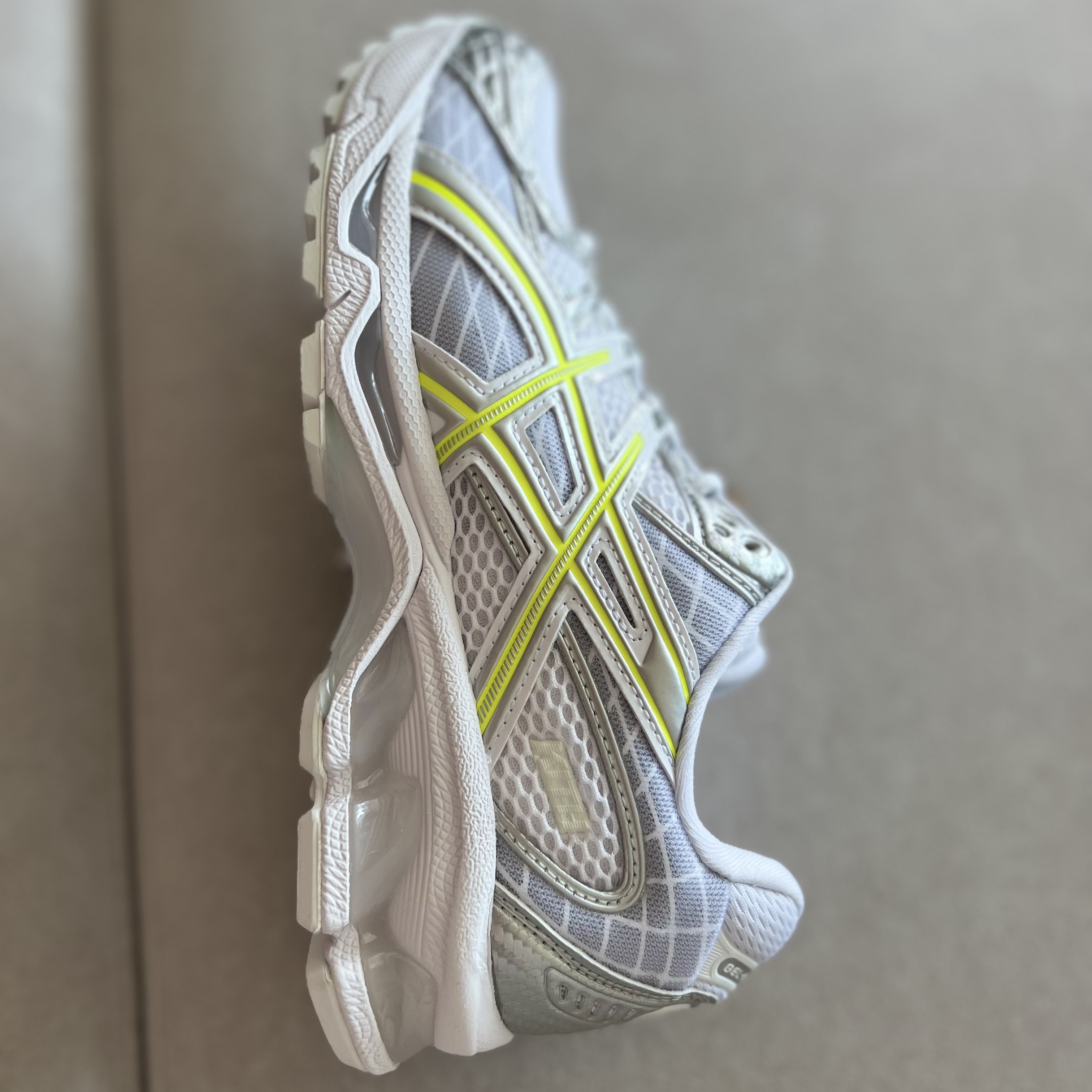 Asics x Kith Gel-Nimbus 10.1 White Pure Silver 착용 스타일 - 1