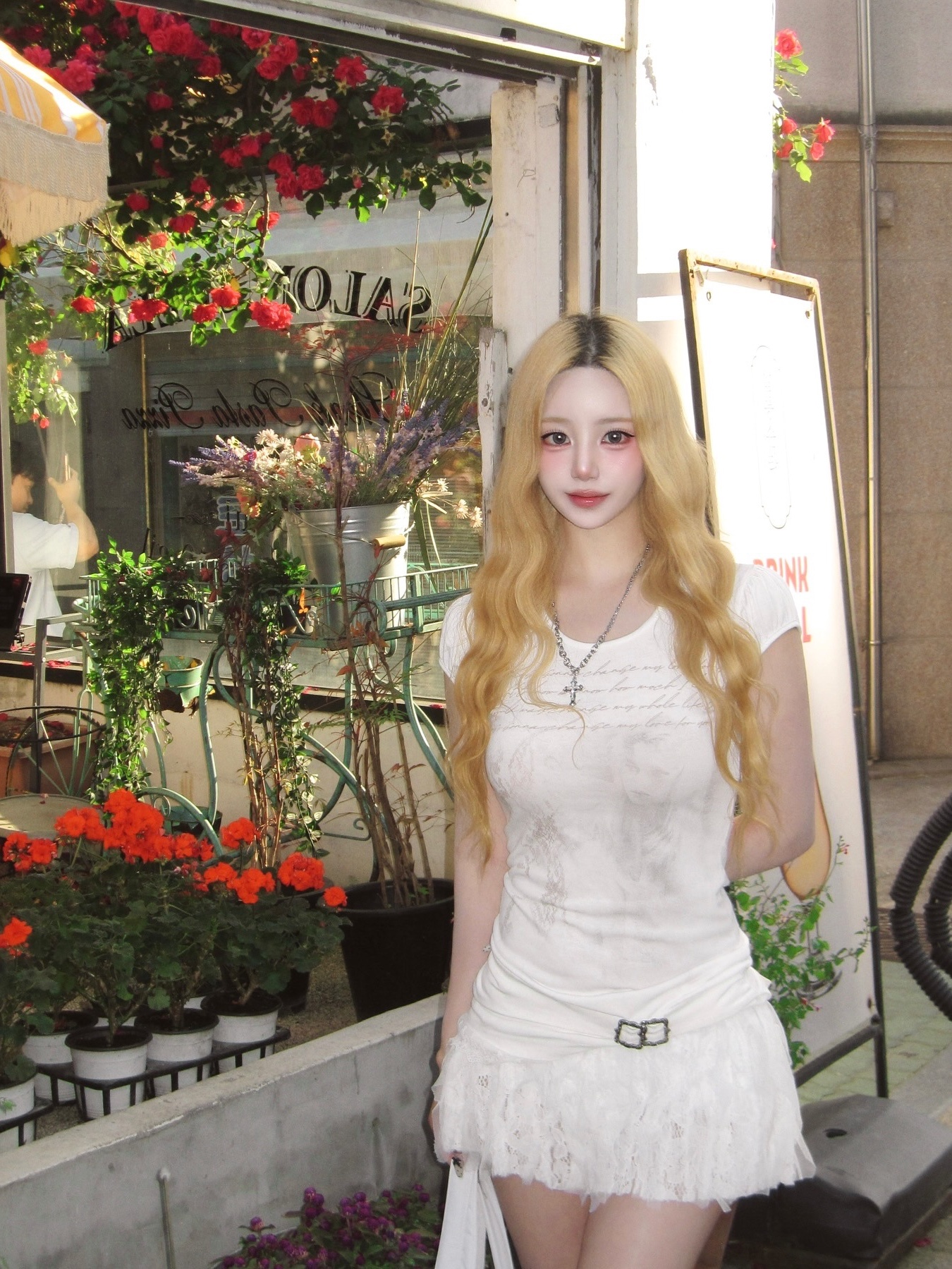 Don't Ask My Plan Lace Frill Floral Shorts - WHITE 착용 스타일 - 4