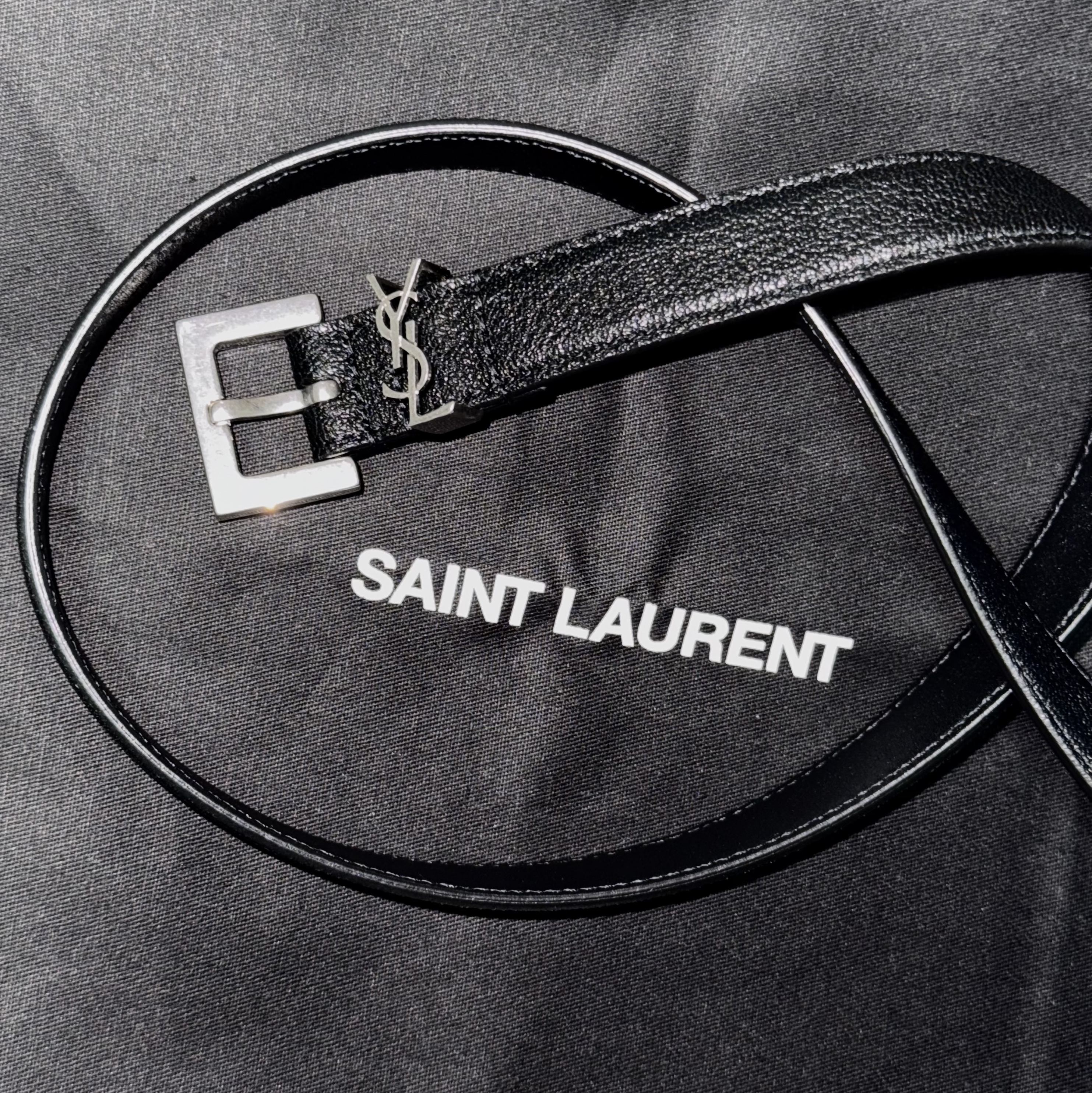 Saint Laurent Smooth Leather Cassandre Thin Belt Black, Stussy Pigment Dyed Dice T-Shirt Black 착용 스타일 - 2