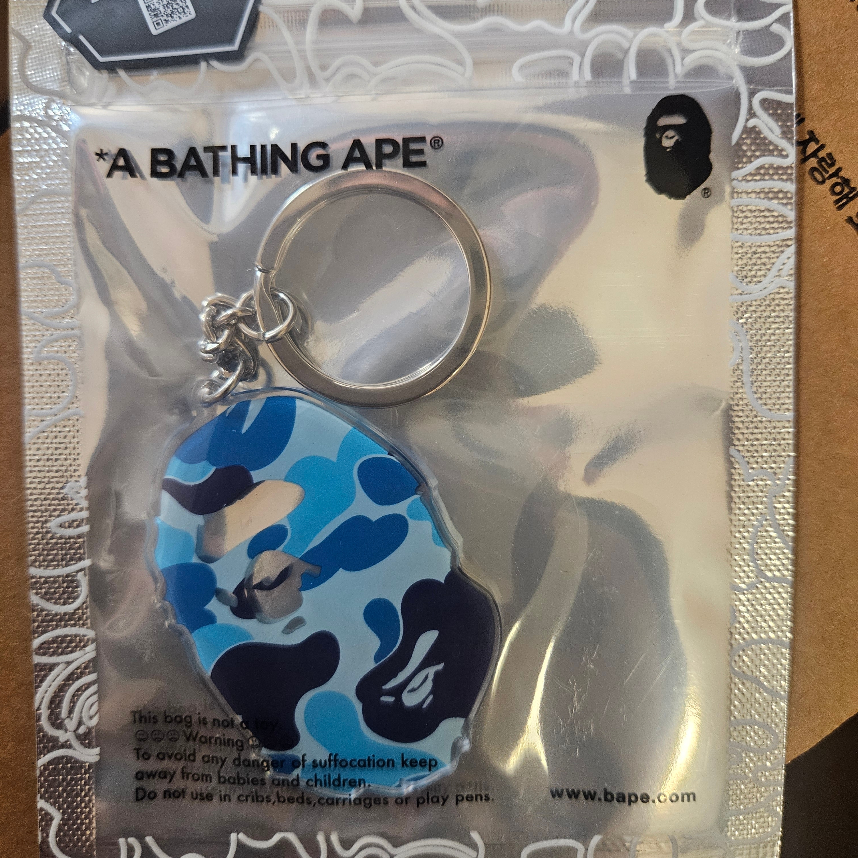 BAPE ABC Camo Ape Head Acrylic Keychain Blue 착용 스타일