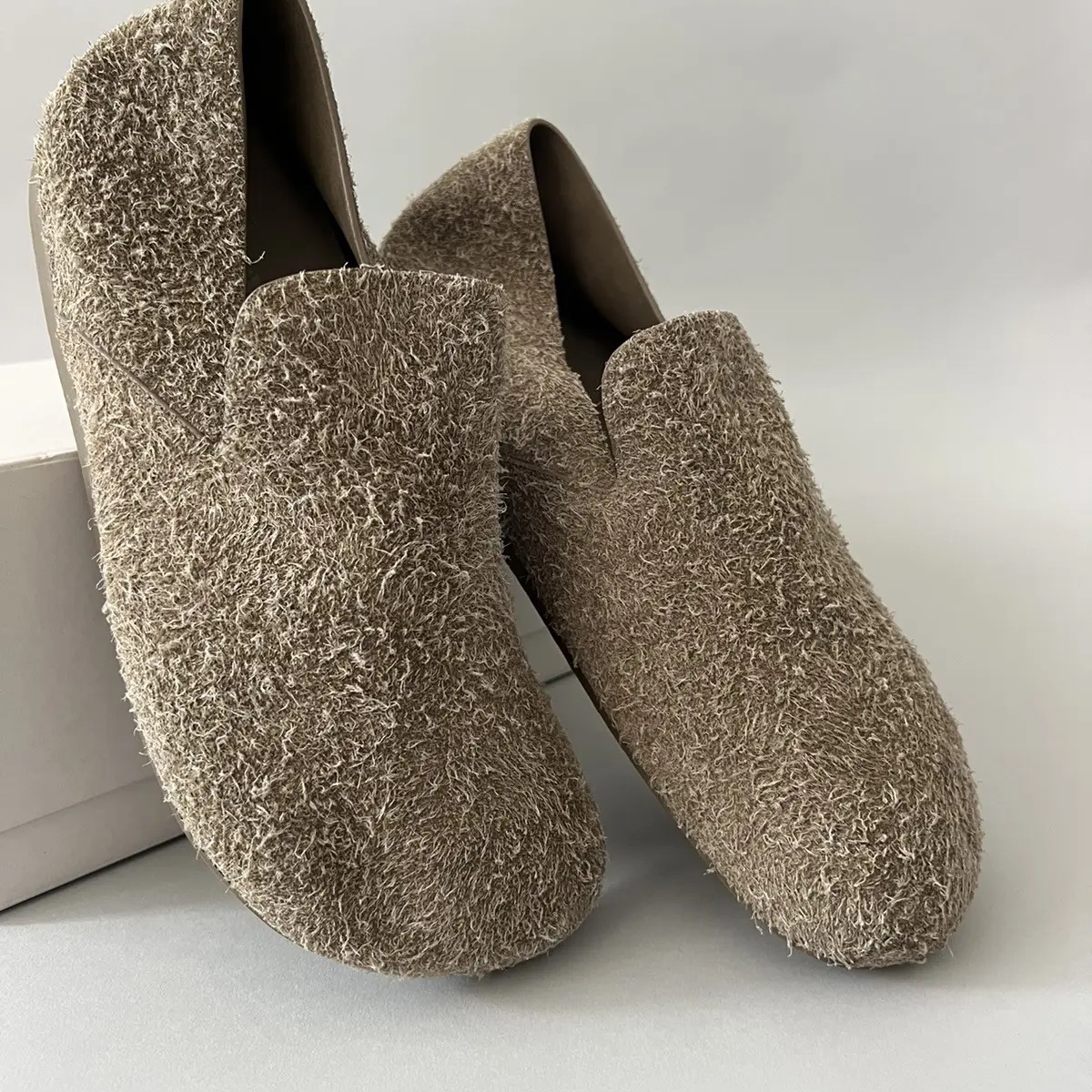 Loewe Lago Brushed Suede Loafe Khaki Green 착용 스타일 - 2