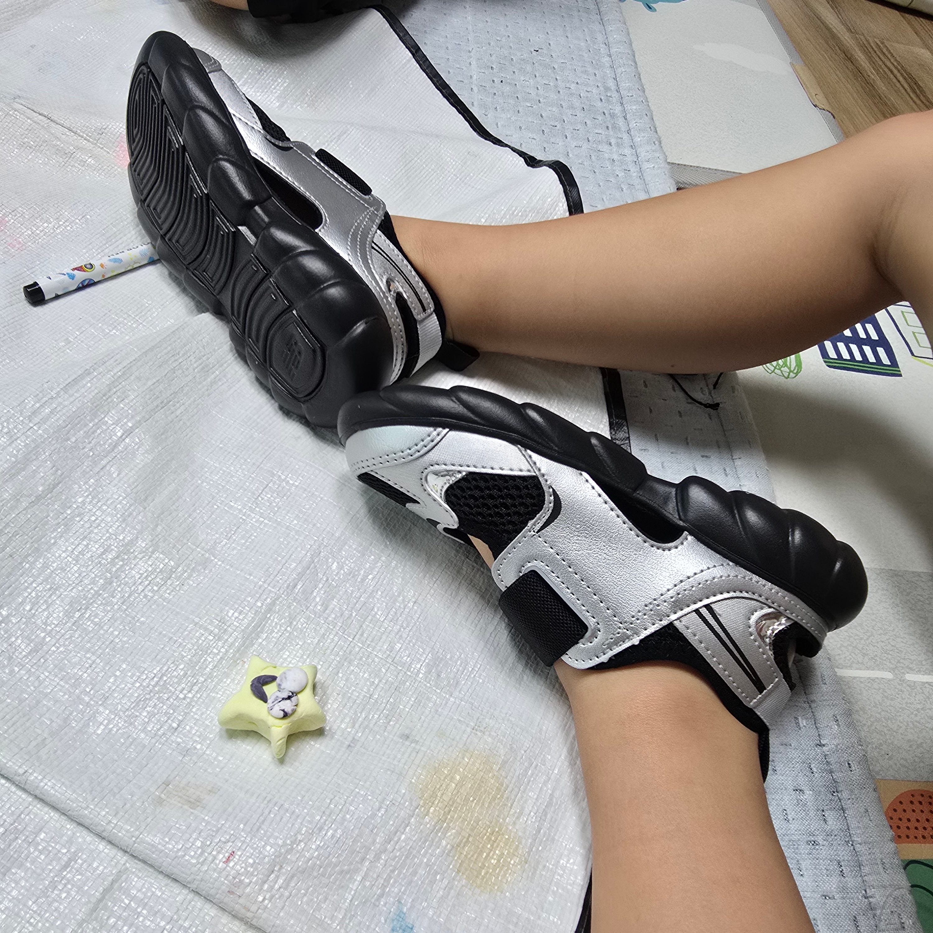 (Kids) New Balance Freedle 920 Sandal Gray 착용 스타일
