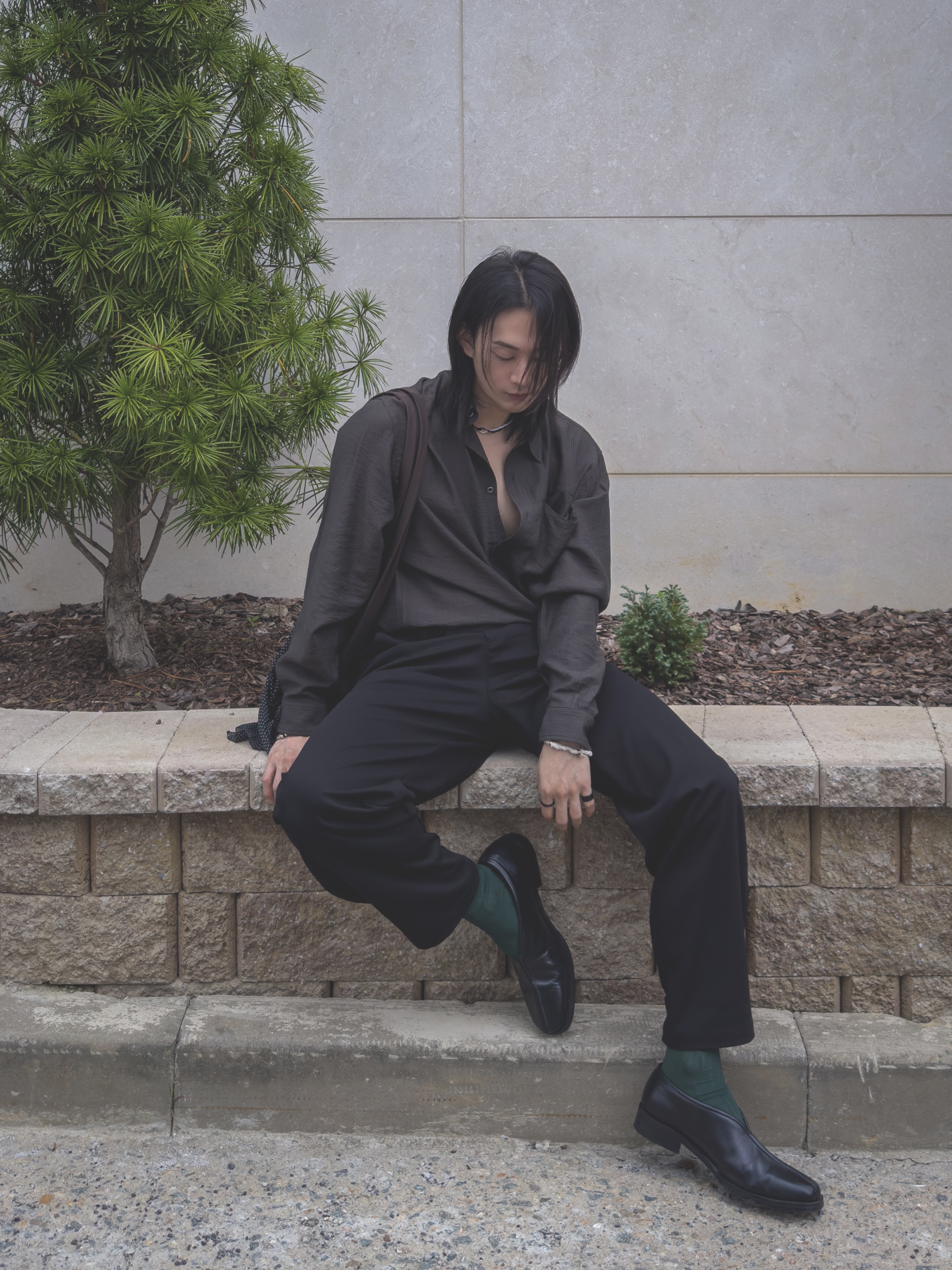 NA A NANA Stripe Silky Shirt Olive Brown, NA A NANA Curved Fly Slacks Black 착용 스타일 - 5