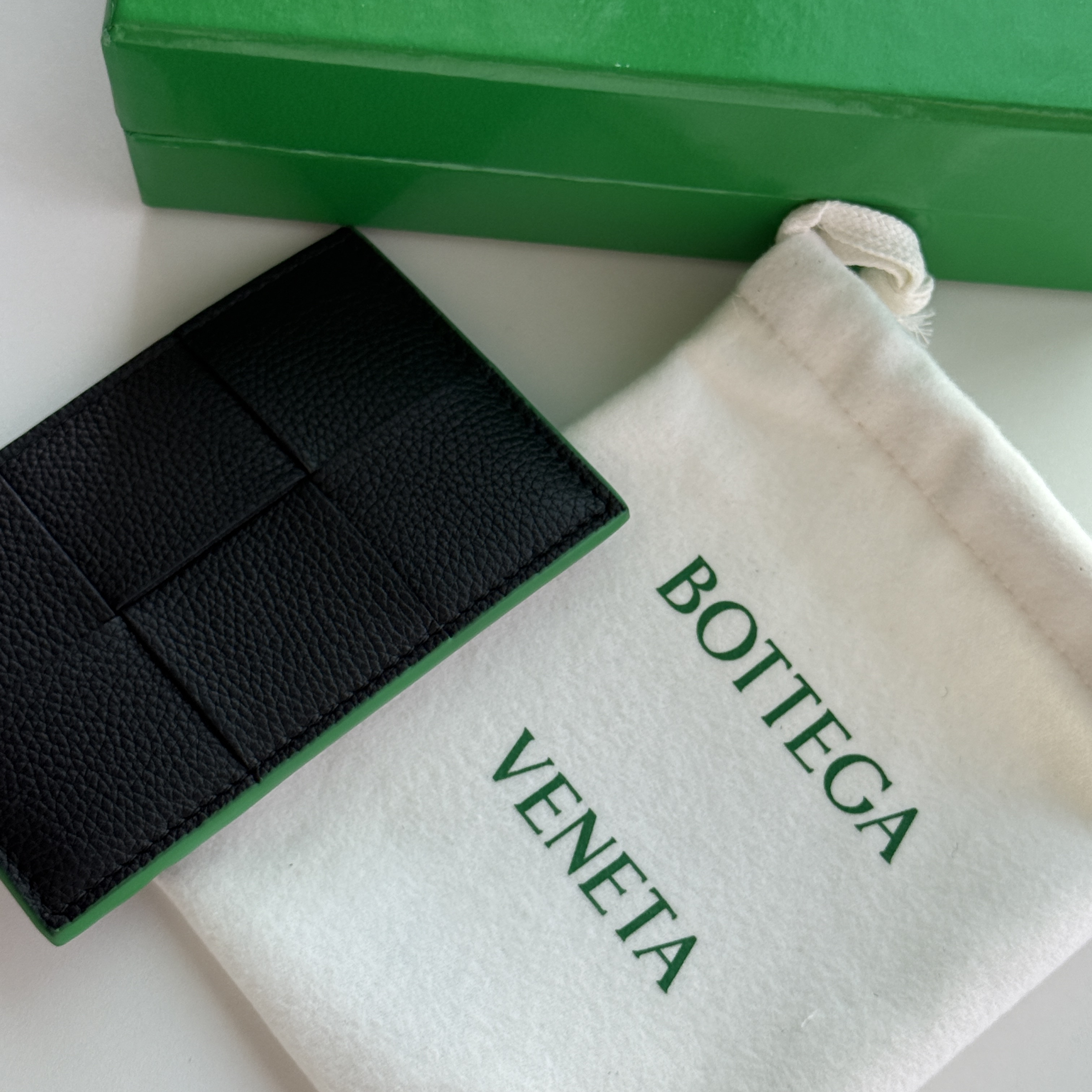 Bottega Veneta Cassette Credit Card Case Black Parakeet 착용 스타일