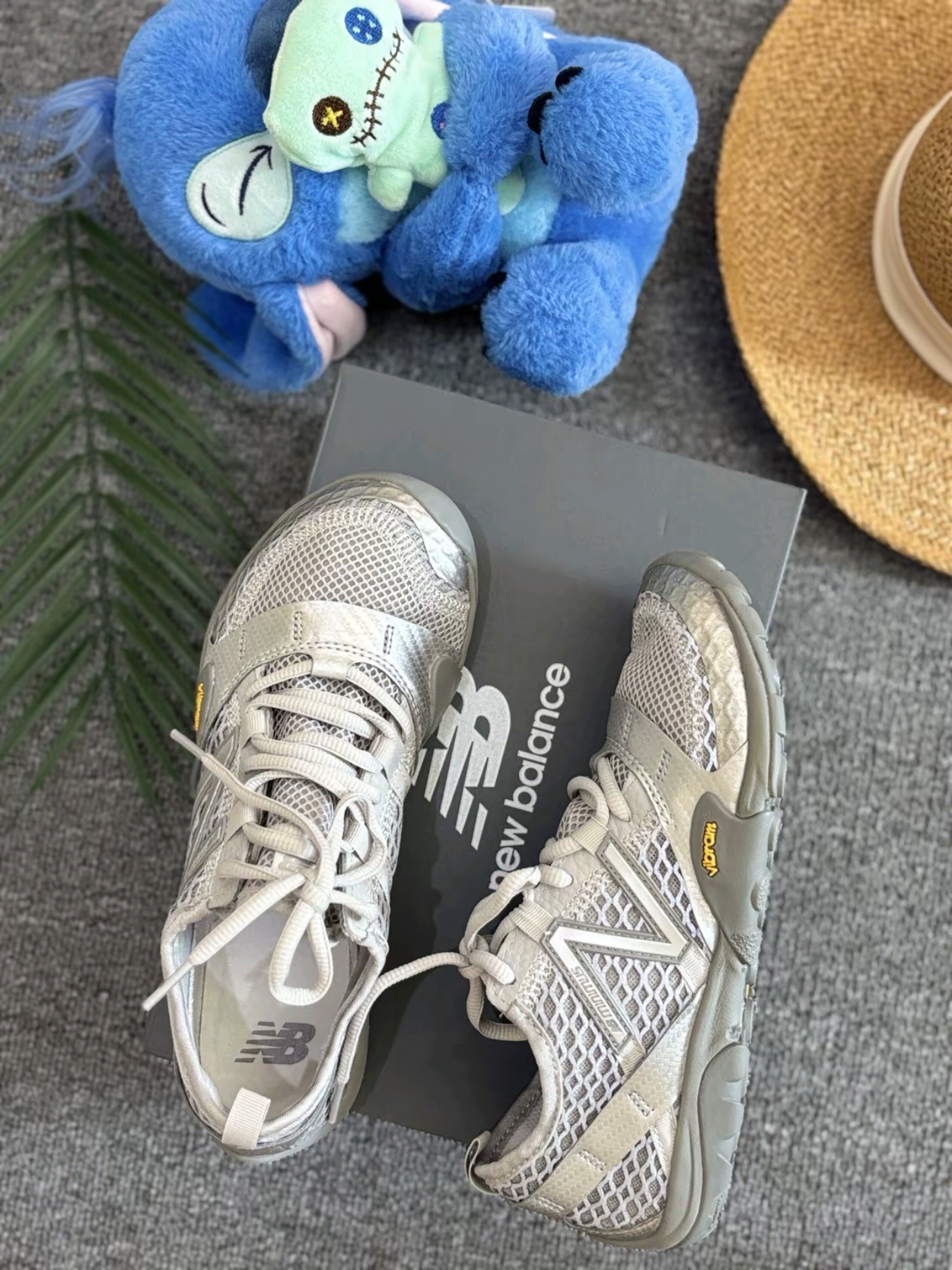 New Balance Minimus MT10O Slate Grey Silver Metallic 착용 스타일
