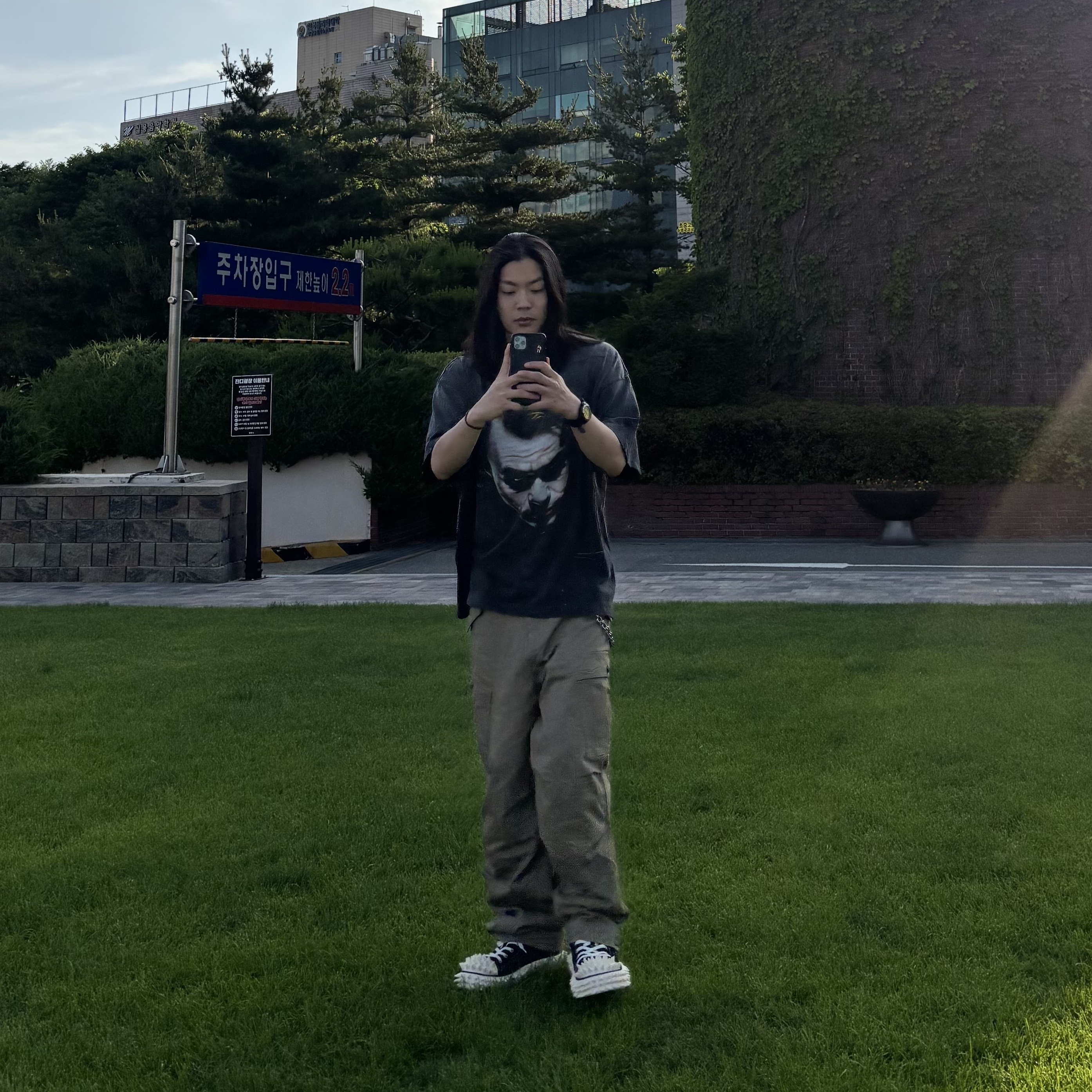 Saint Mxxxxxx x The Dark Knight Joker S/S T-Shirt Black - 25SS, Aoiro Hikari Snap M65 Pants Mocha Brown 착용 스타일 - 1