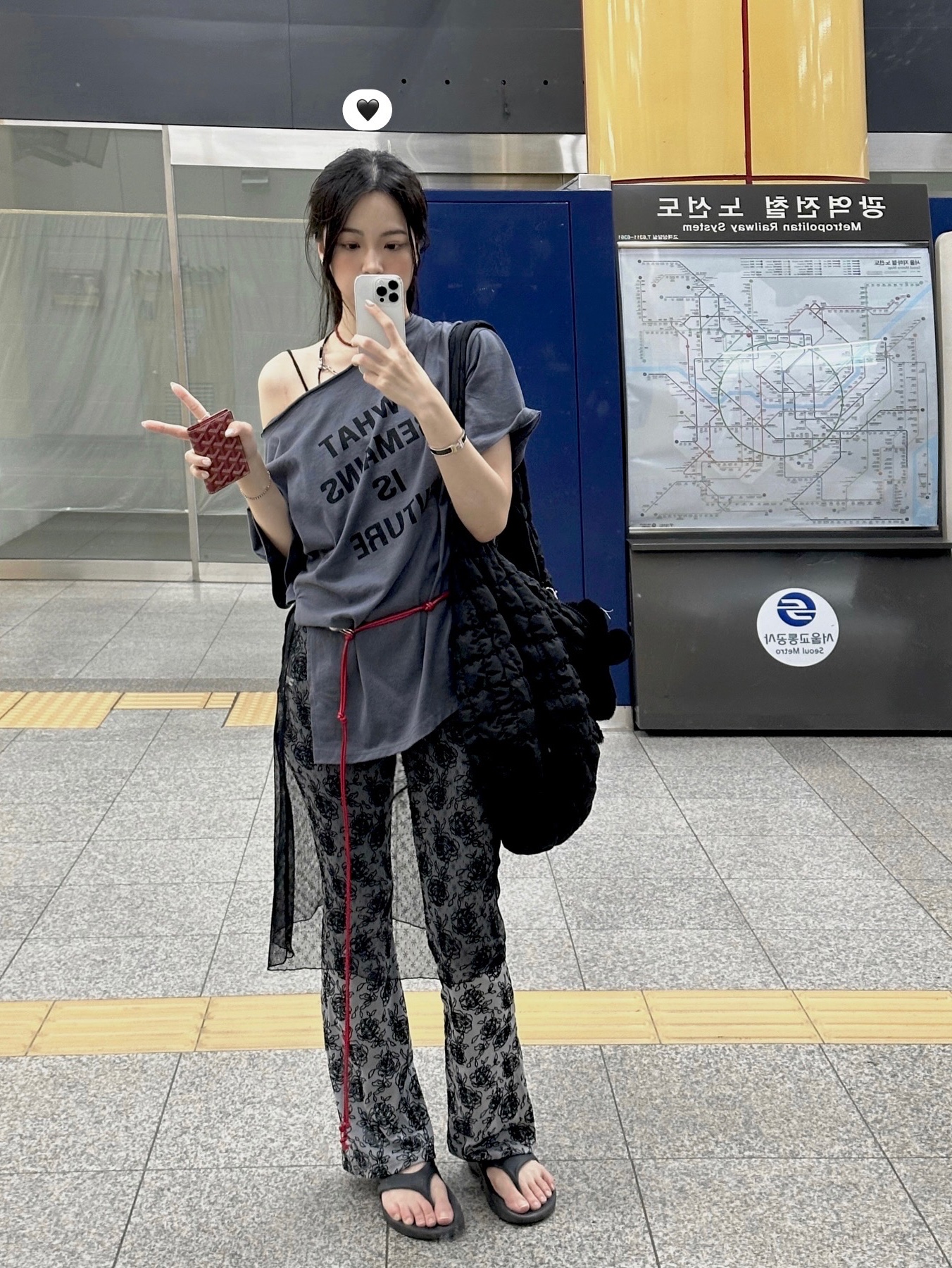 Oofos OOriginal Black, COS Quilted Oversized Shoulder Bag Black 착용 스타일 - 7