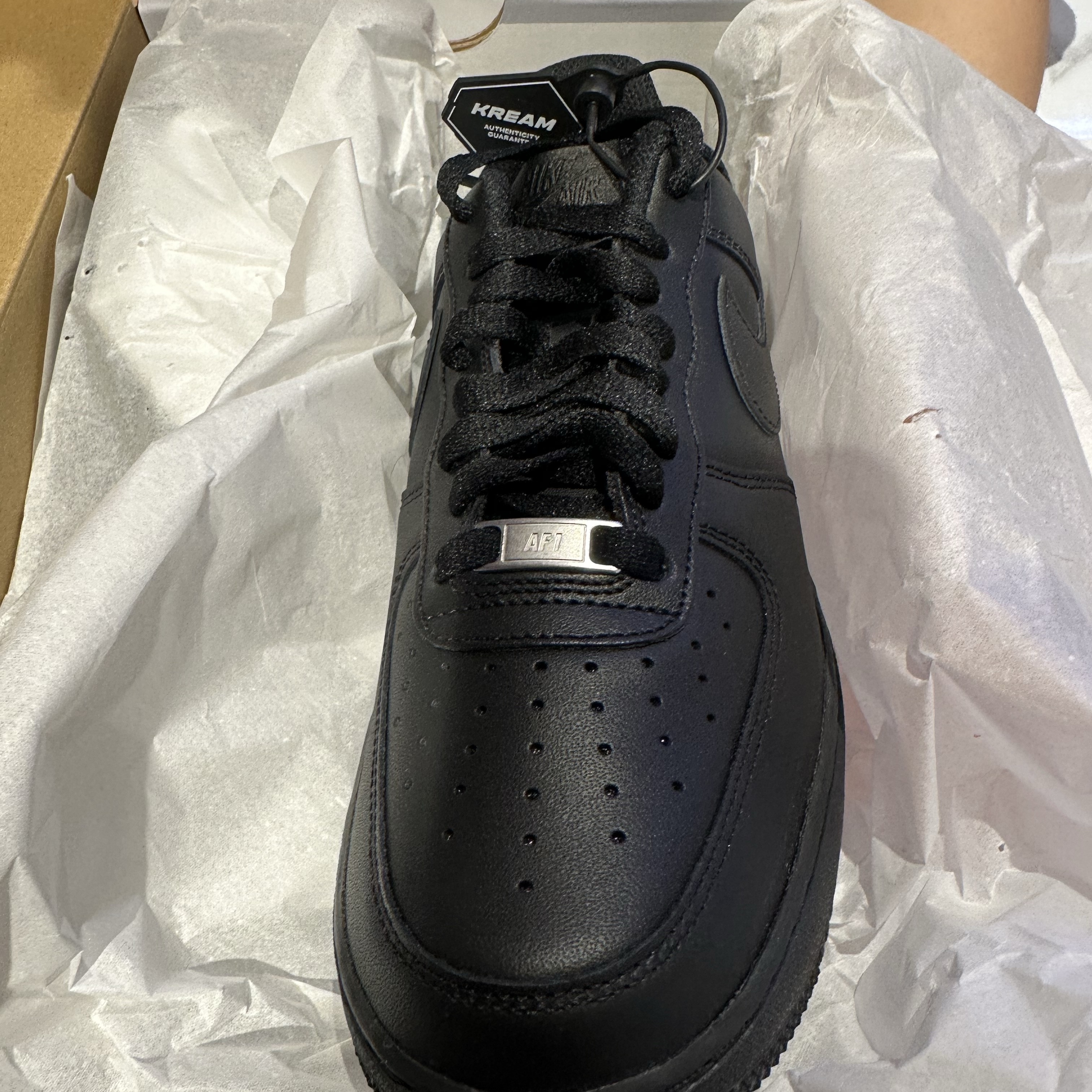 Nike Air Force 1 '07 Low Triple Black 착용 스타일