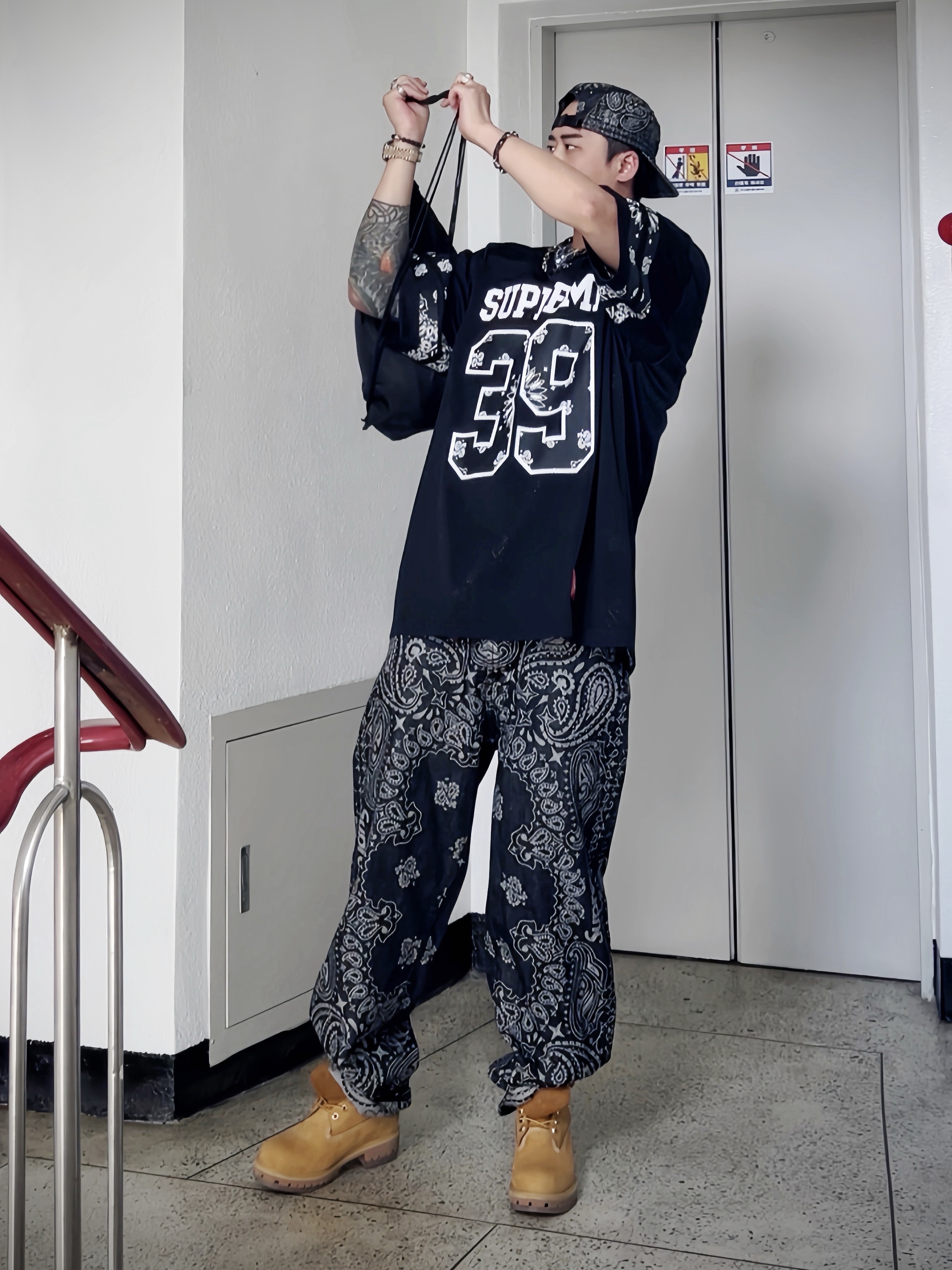 Supreme Bandana Jacquard Denim Camp Cap Black - 25SS, Supreme Small Box T-Shirt Black Bandana - 21SS 착용 스타일 - 2