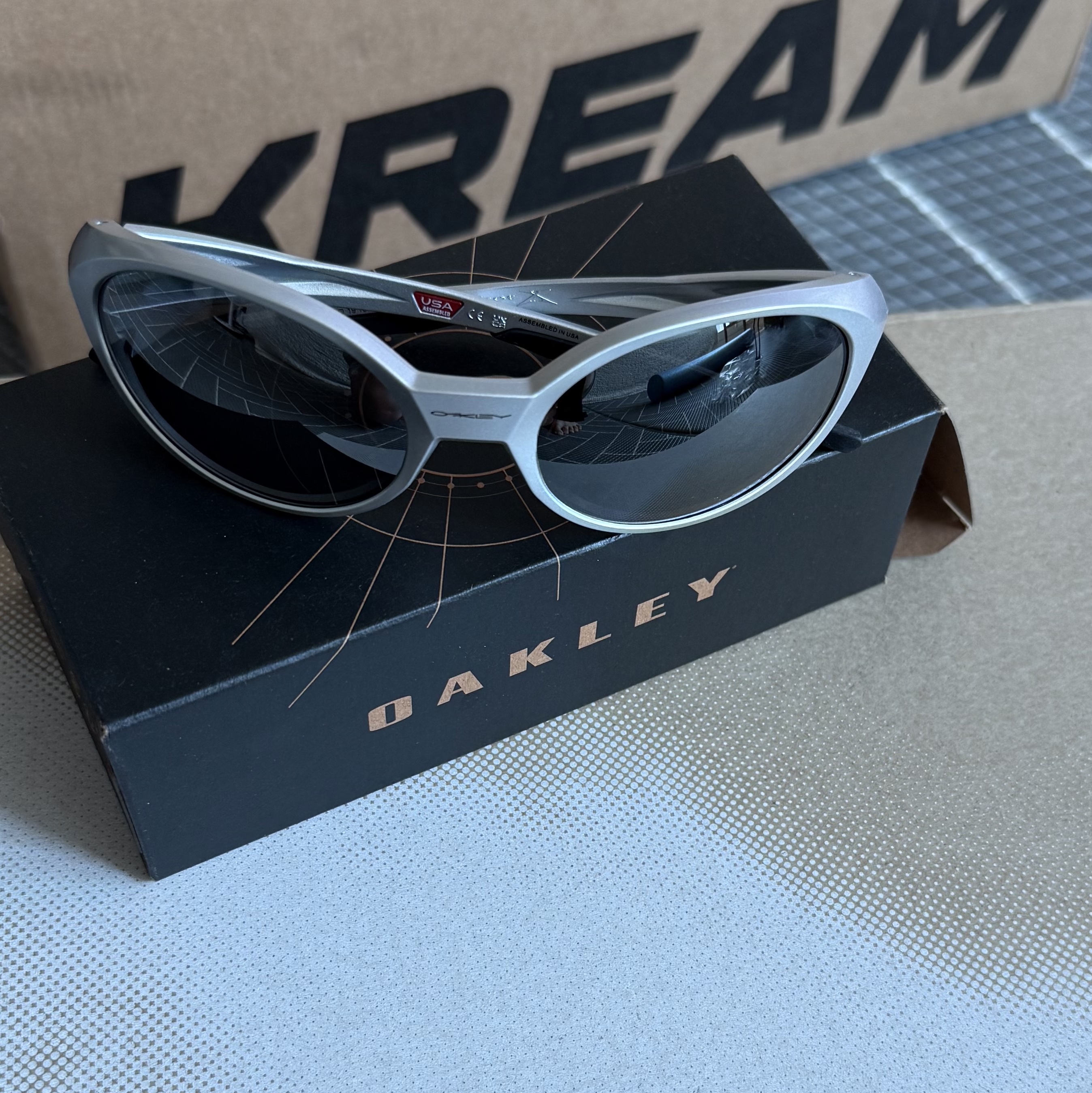 Oakley Eye Jacket Redux Silver Frame Prizm Black Polarized Lenses High Bridge Fit 착용 스타일