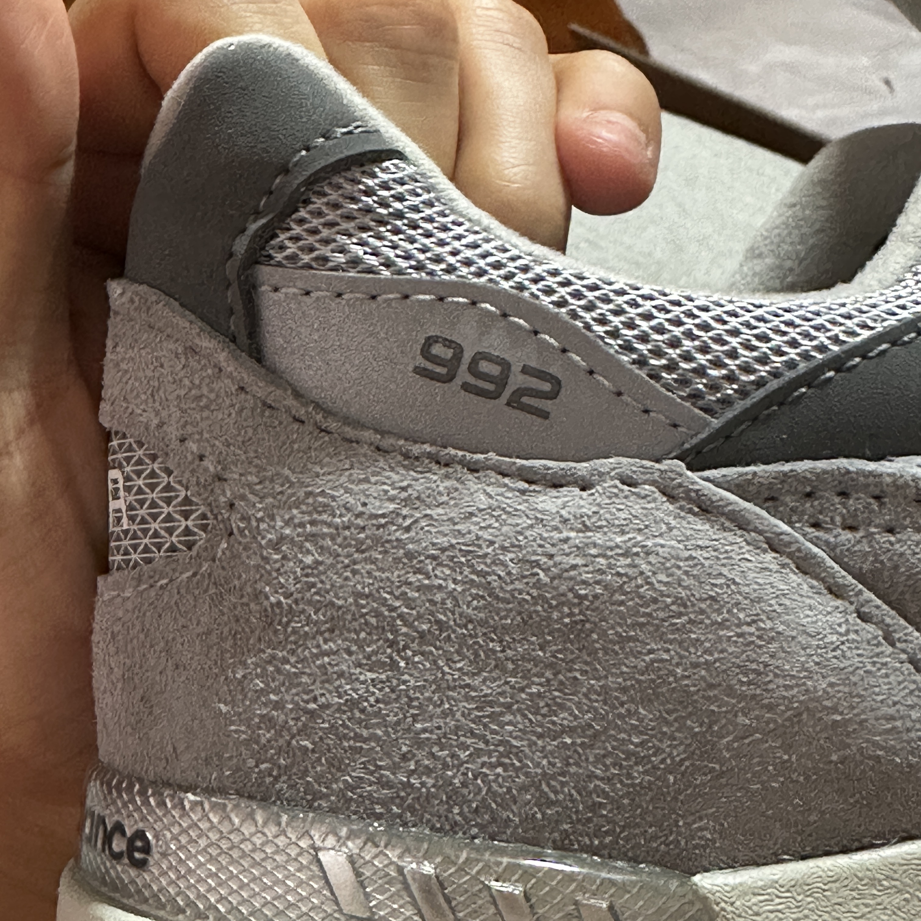New Balance 992 Made in USA Core Grey Silver Metallic 착용 스타일 - 4
