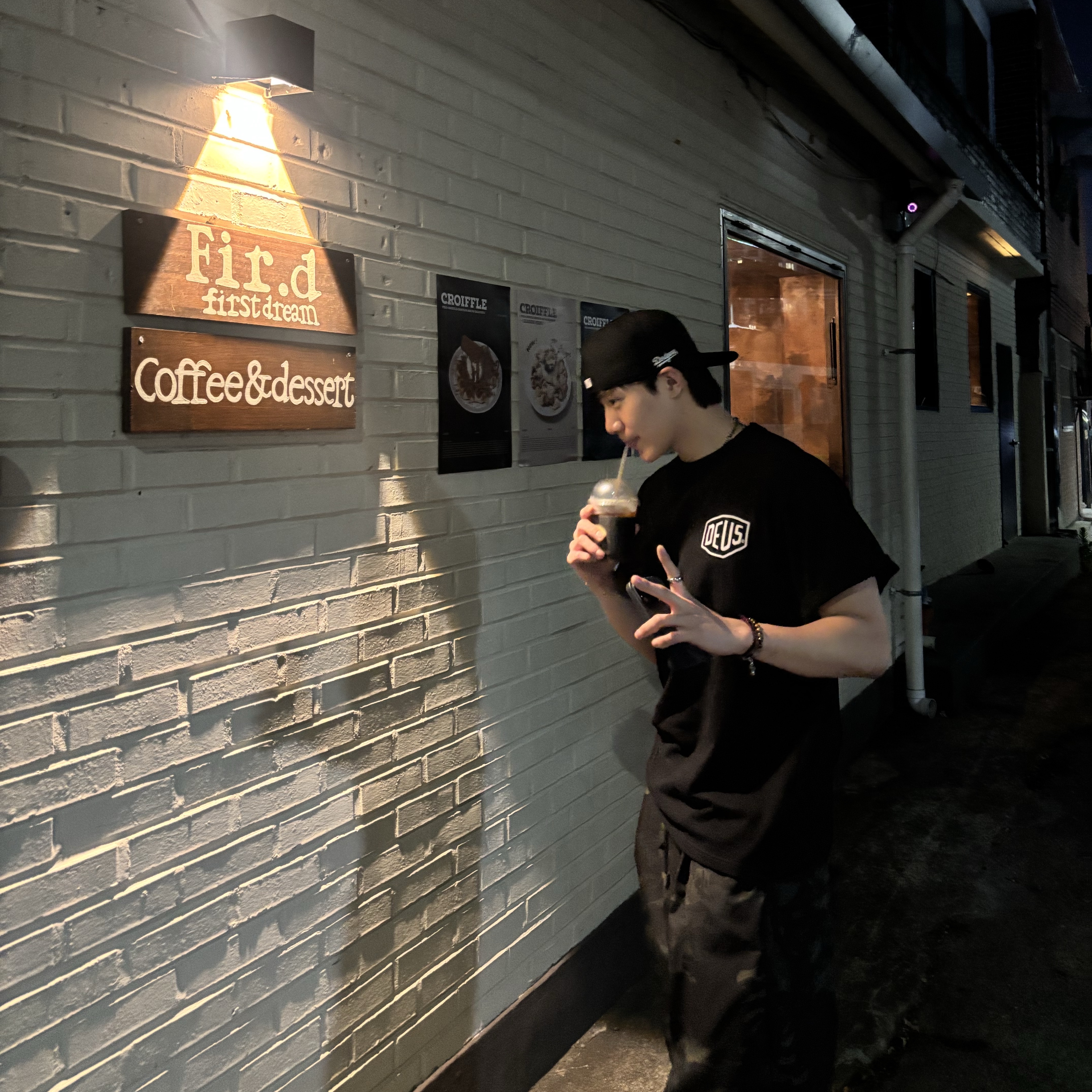 Deus Ex Machina Seoul College T-Shirt Black 착용 스타일 - 1