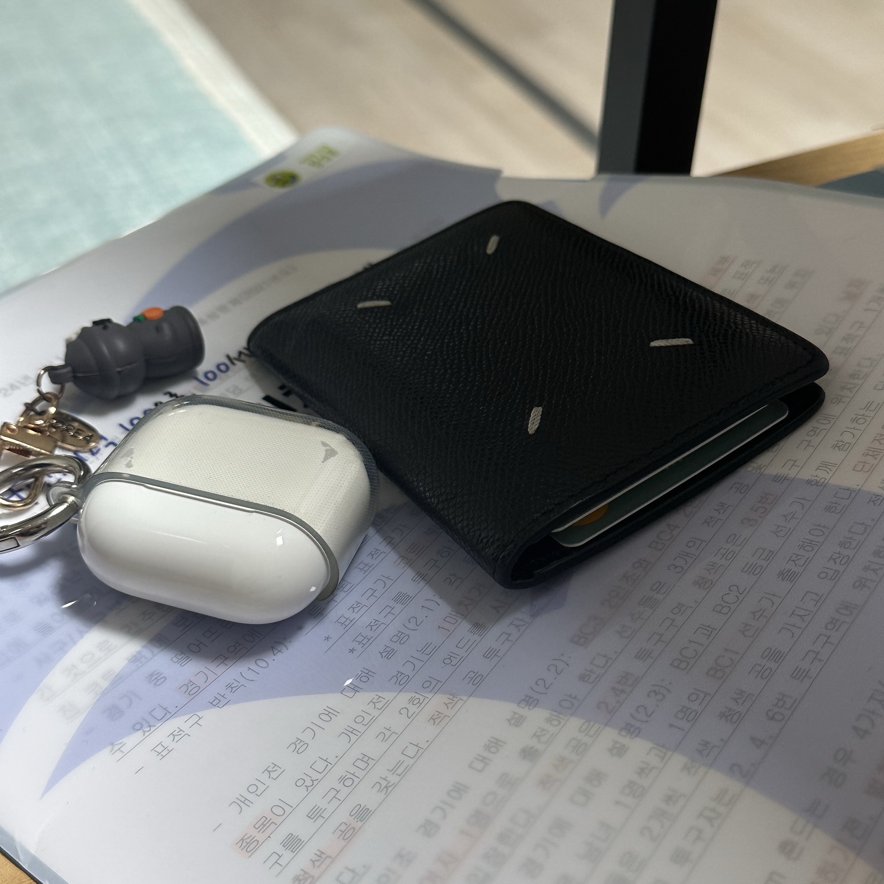Apple AirPods 4th Gen with Active Noise Cancellation (Korean Ver.) 착용 스타일