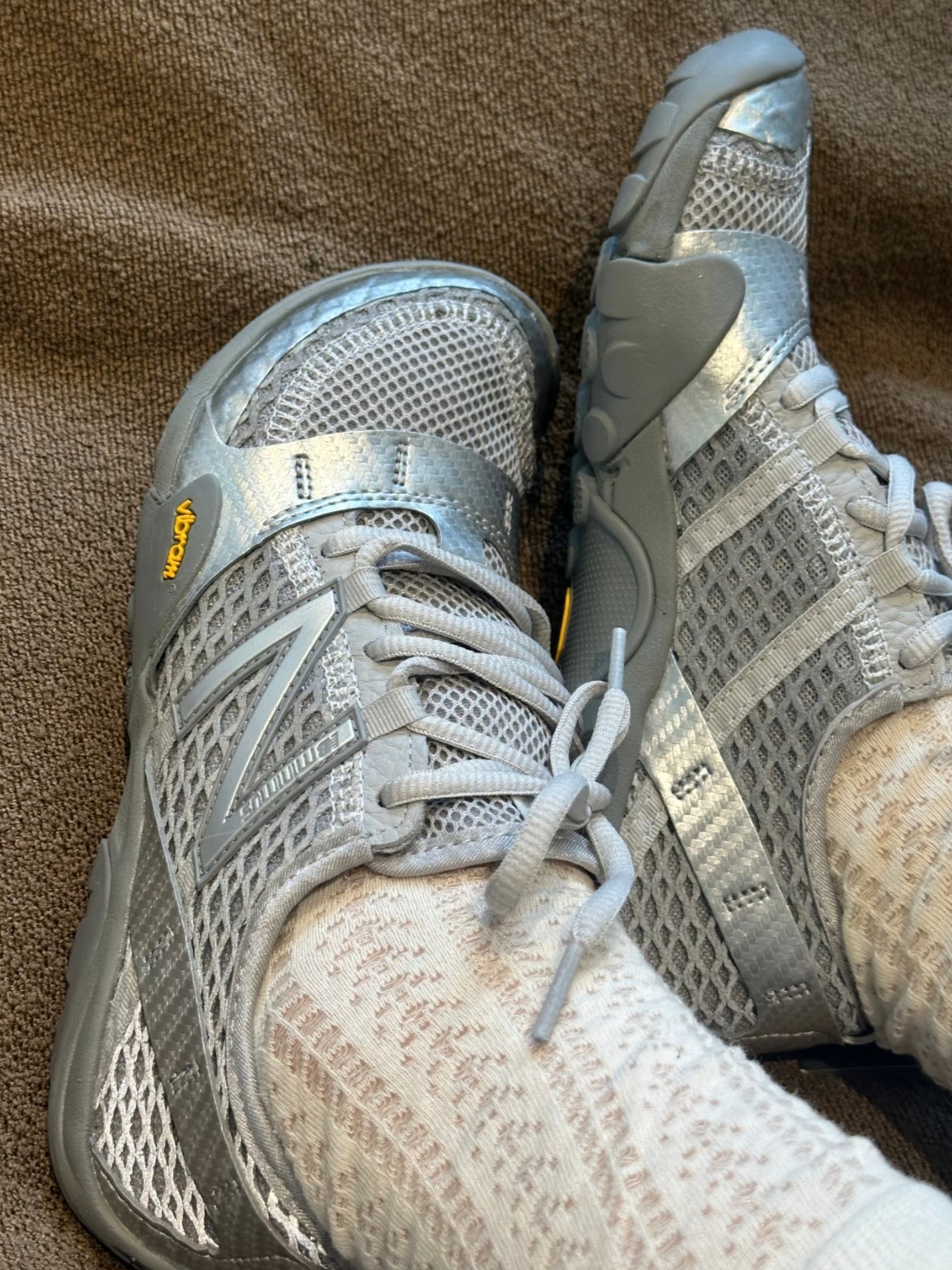 New Balance Minimus MT10O Slate Grey Silver Metallic 착용 스타일