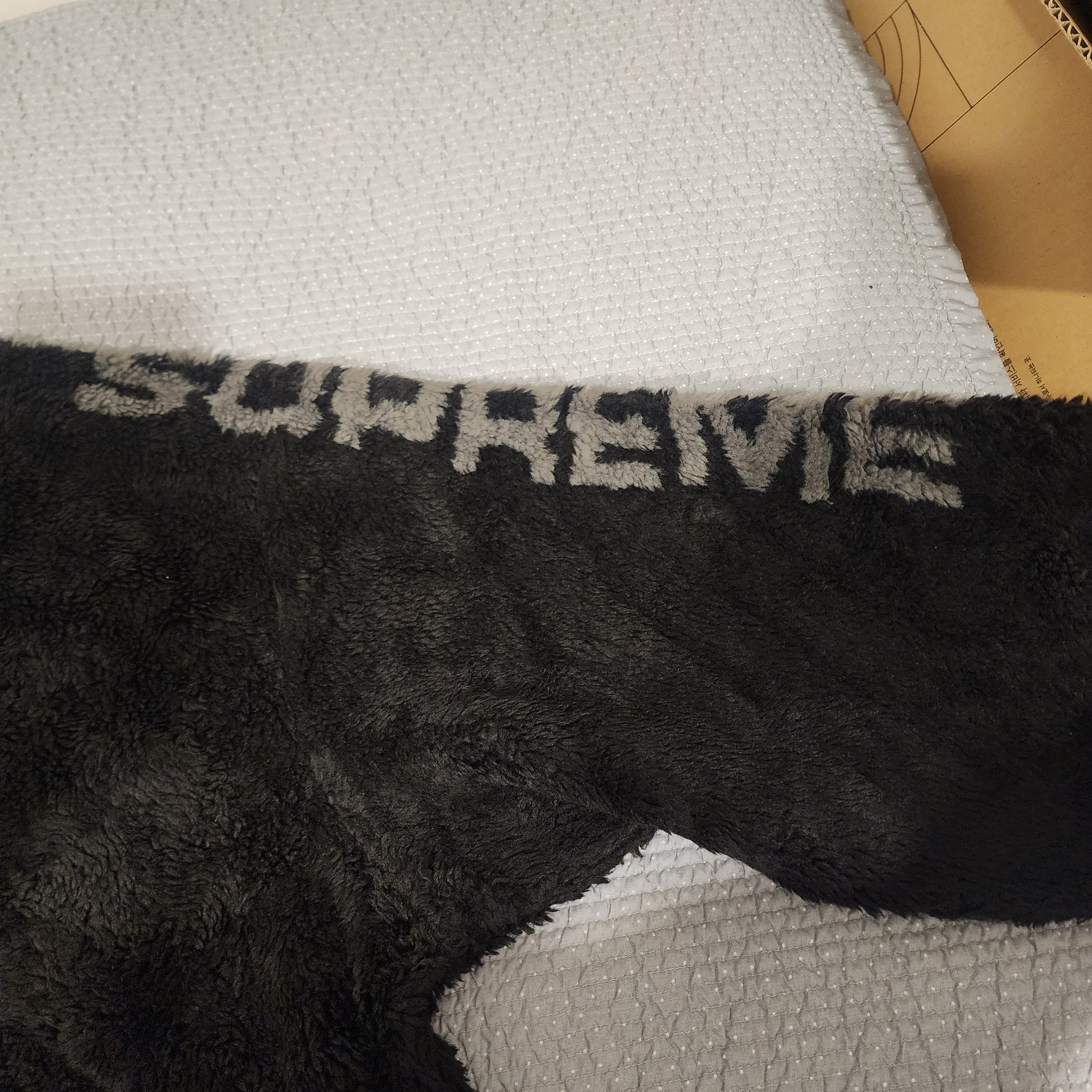 Supreme Shoulder Logo Fleece Jacket Black - 25SS 착용 스타일 - 3