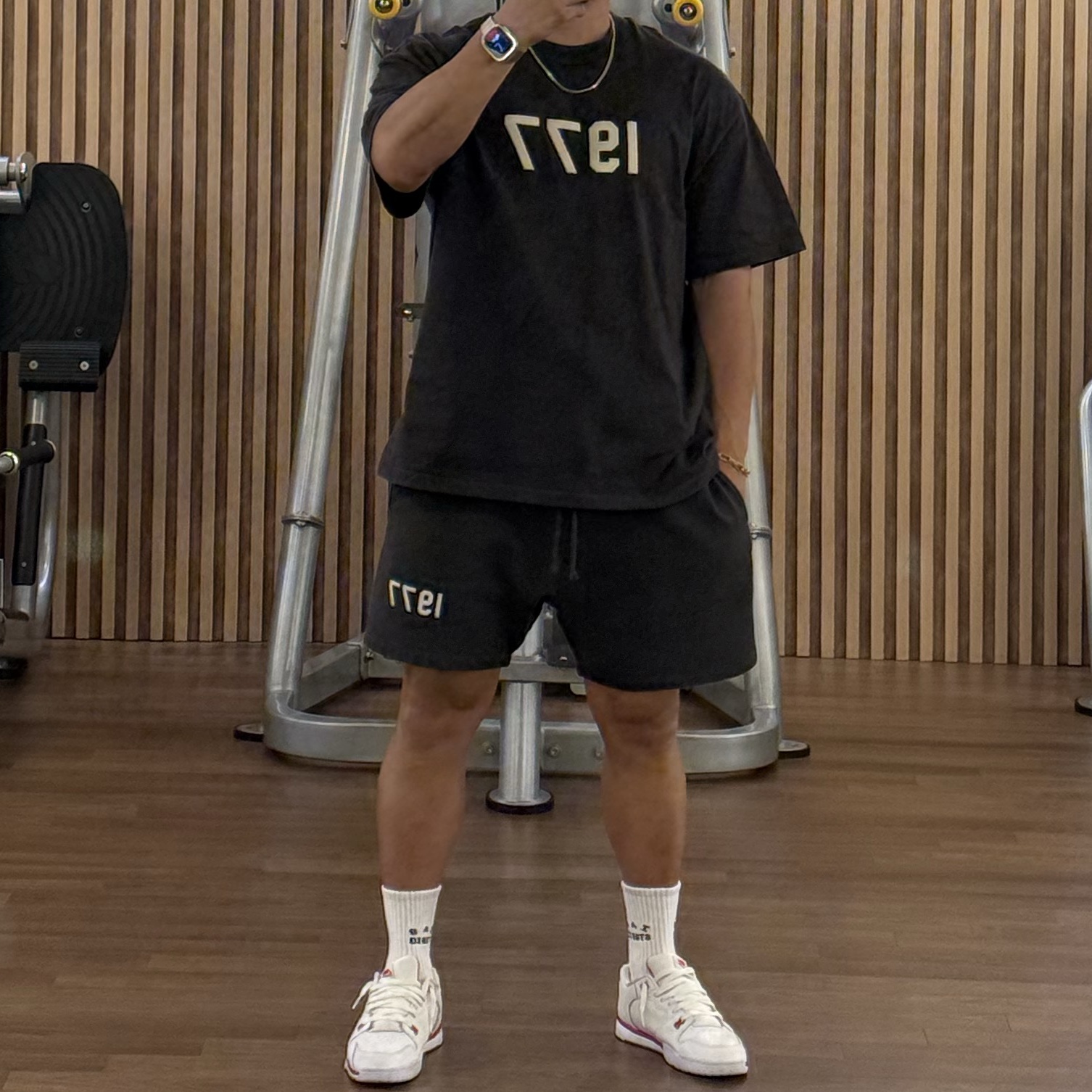Essentials 1977 T-Shirt Iron - 22SS, Essentials 1977 Shorts Iron - 22SS 착용 스타일
