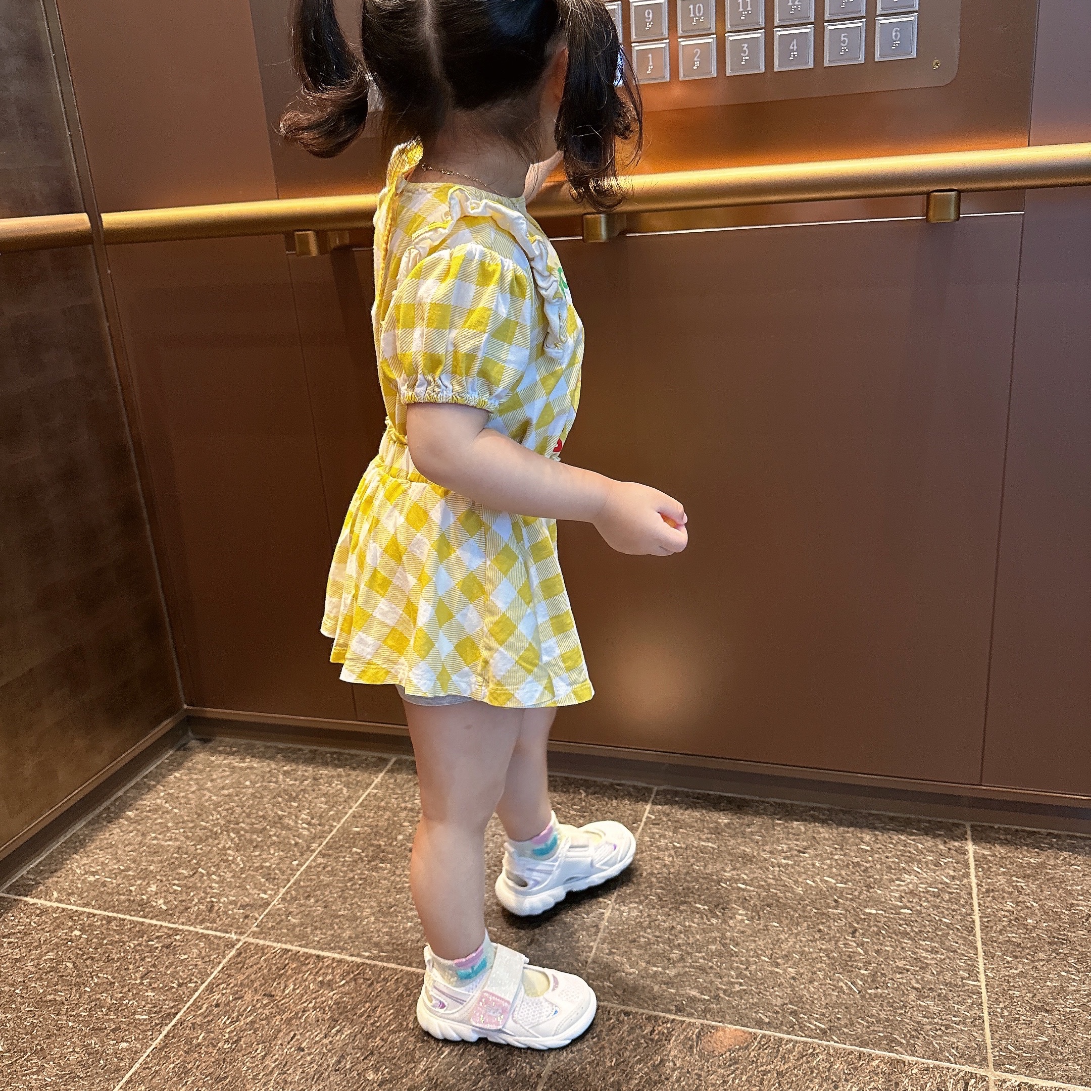 (Kids) New Balance Freedle 920 Sandal White 착용 스타일