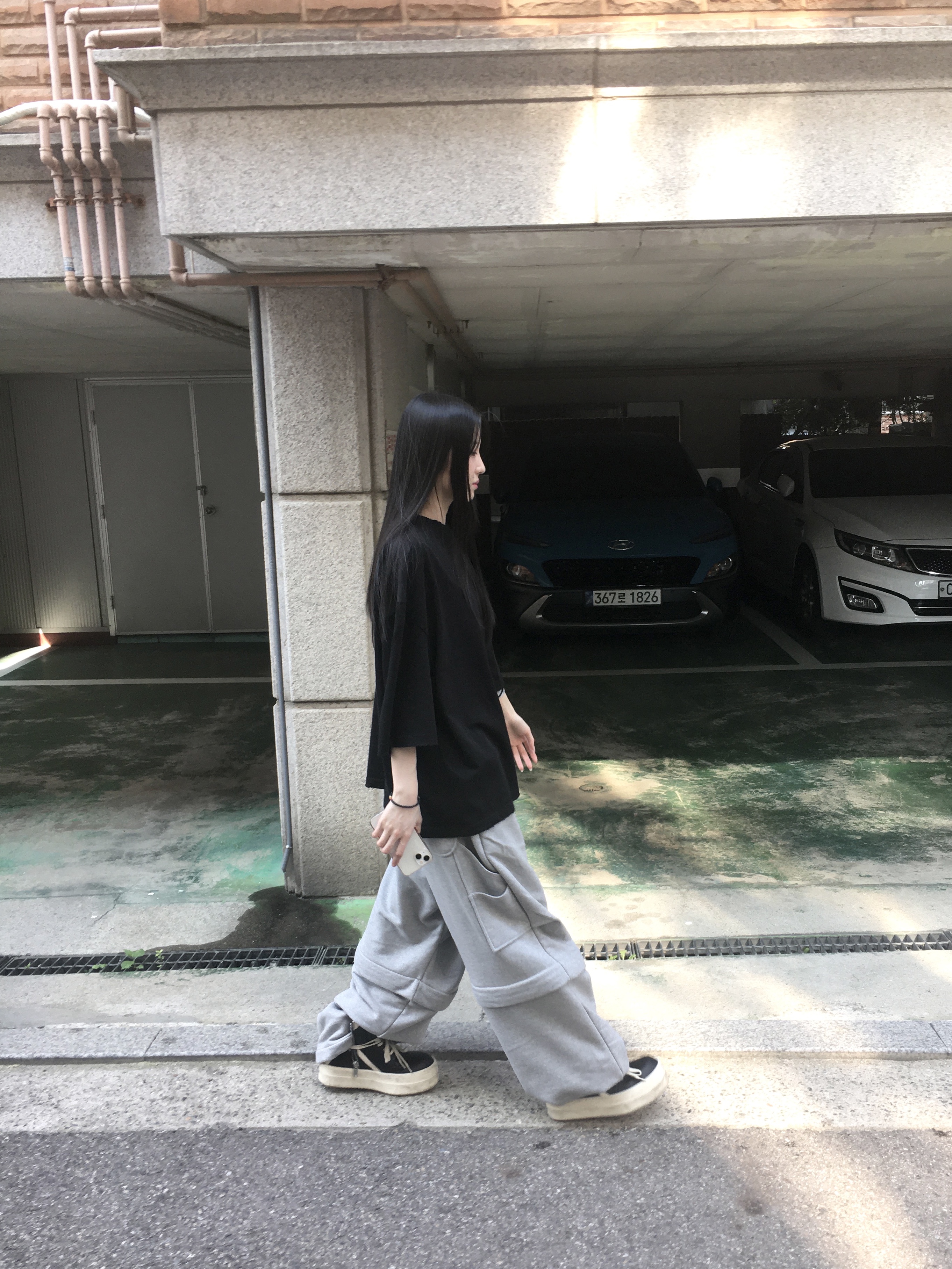 MJD Detachable Carpenter Sweat Pants Melange Grey, Rick Owens Hollywood Mega Bumper Geobasket in Full Grain Calf Leather Black Milk 착용 스타일 - 4