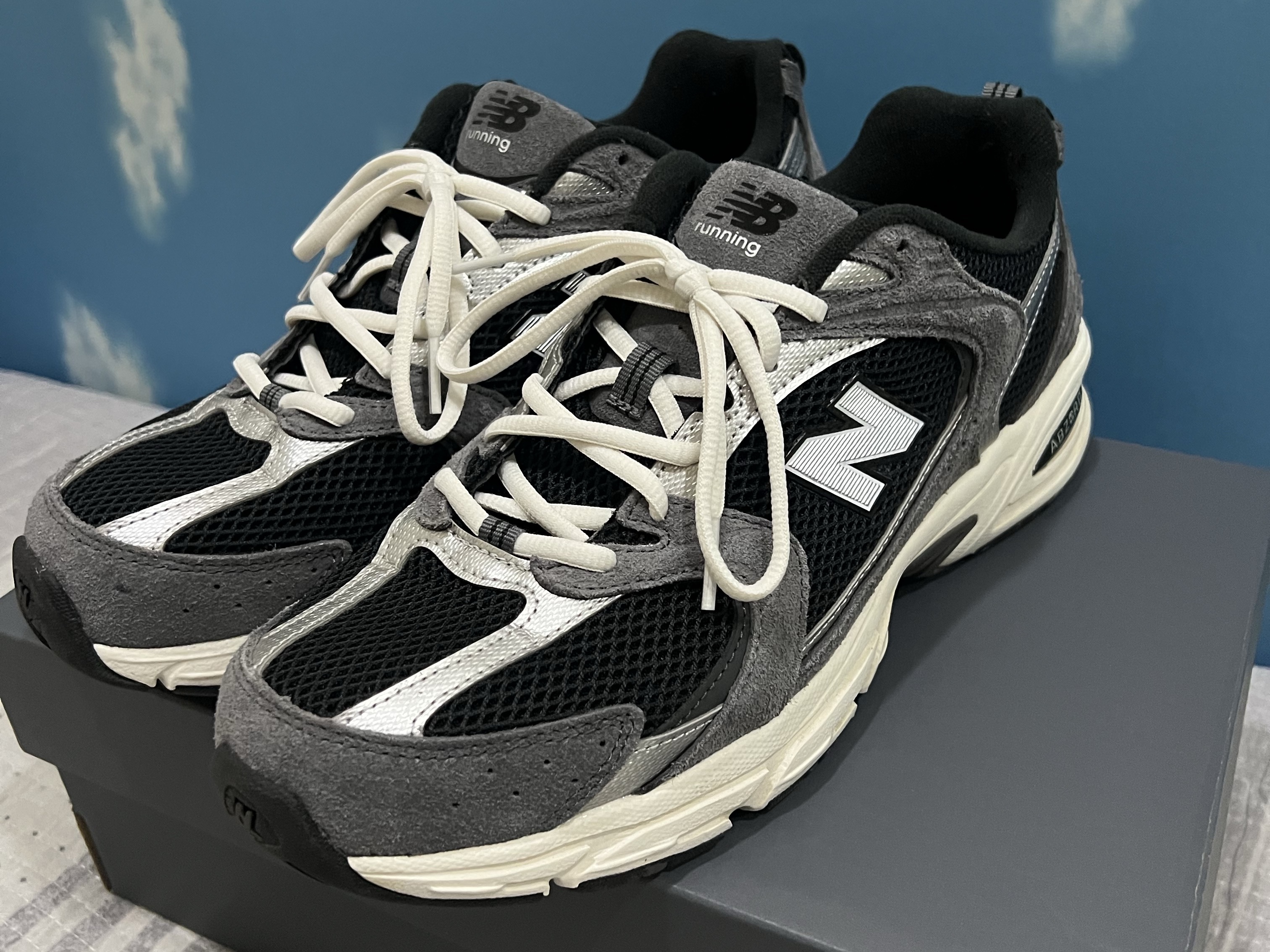 New Balance 530 Black 착용 스타일 - 1